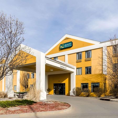 Quality Inn & Suites Manhattan Bagian luar foto