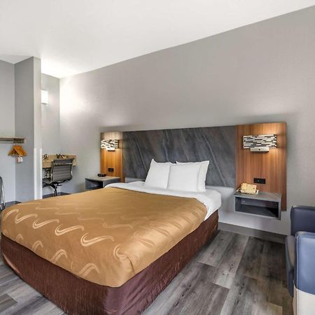 Quality Inn & Suites Manhattan Bagian luar foto