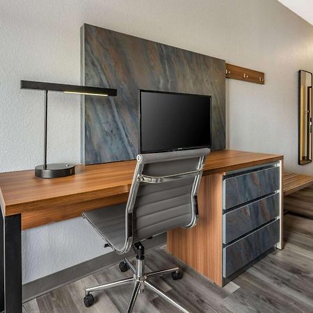Quality Inn & Suites Manhattan Bagian luar foto