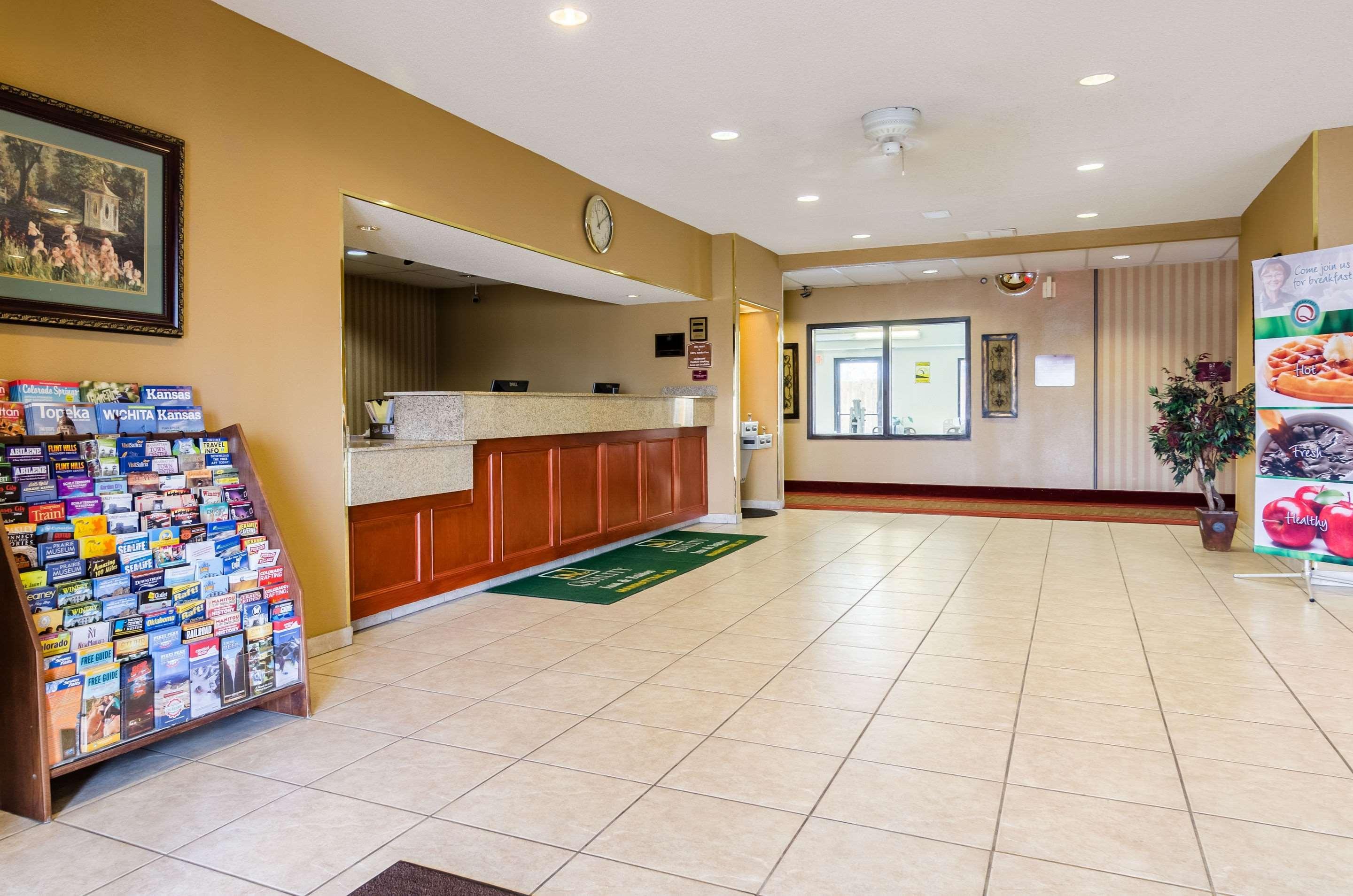 Quality Inn & Suites Manhattan Bagian luar foto