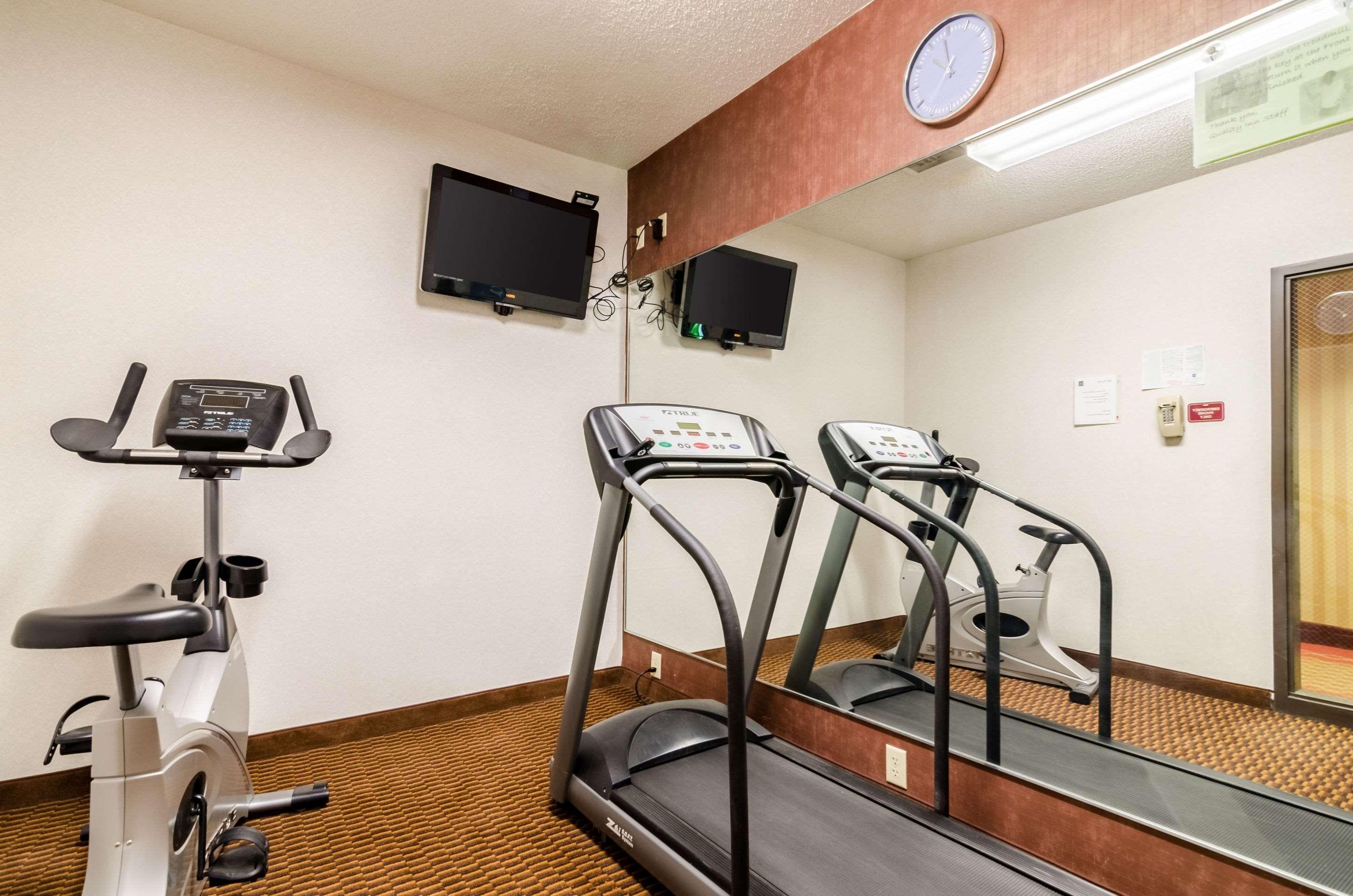 Quality Inn & Suites Manhattan Bagian luar foto