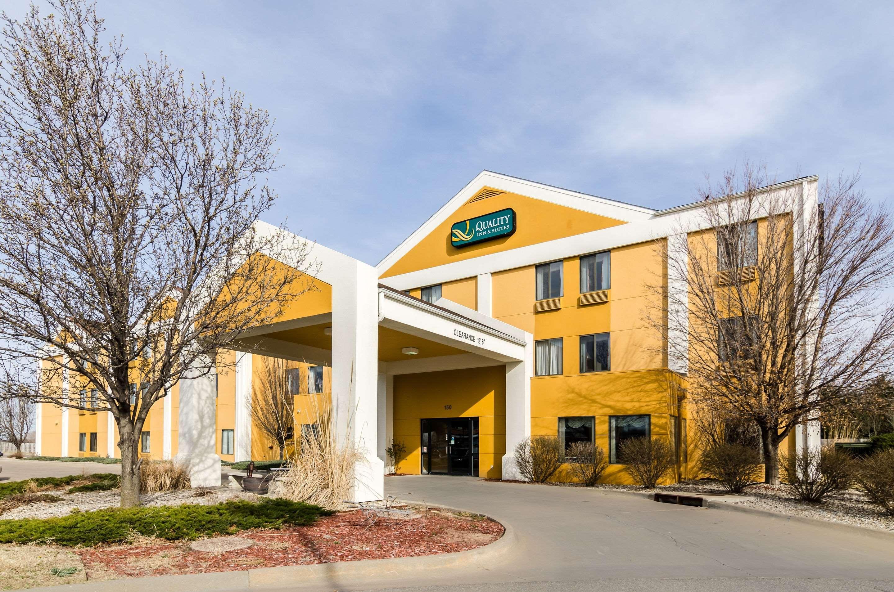 Quality Inn & Suites Manhattan Bagian luar foto