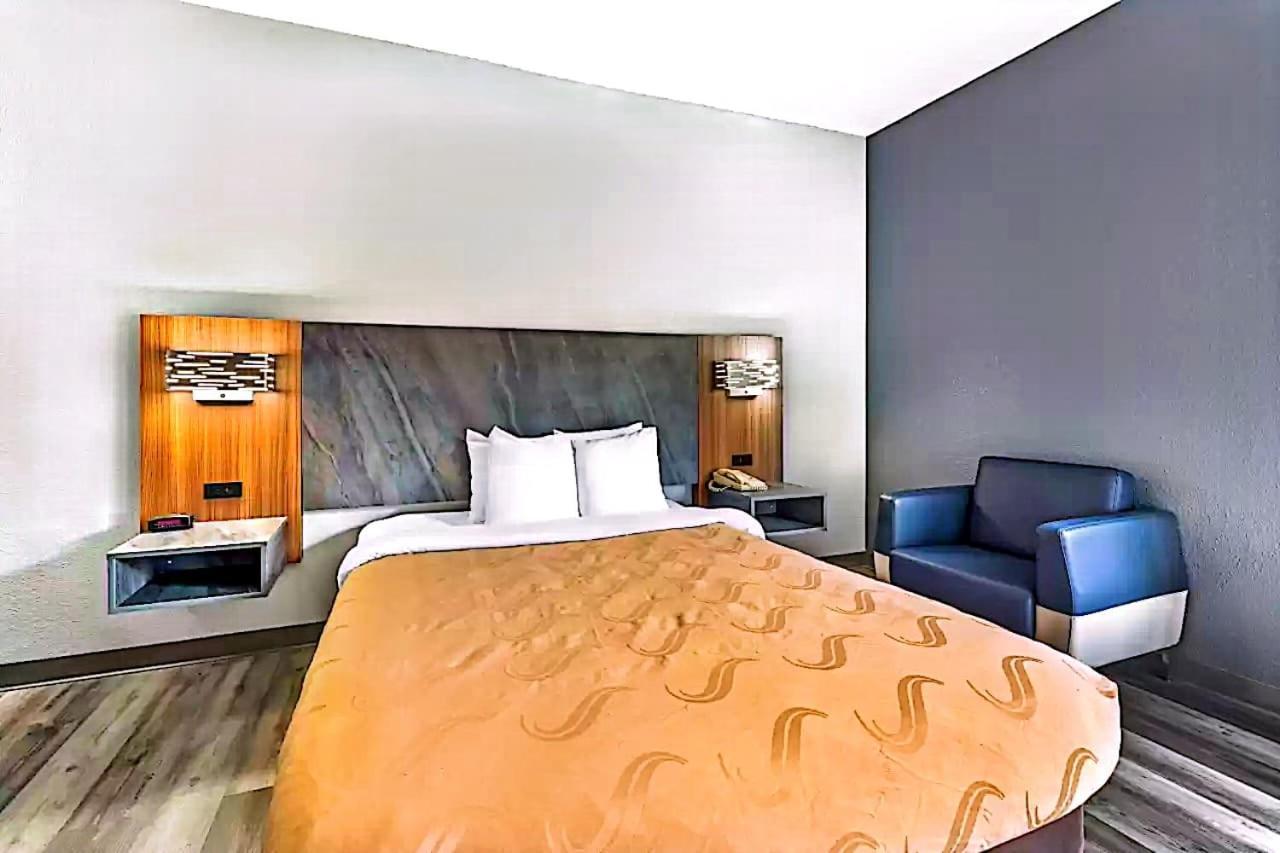 Quality Inn & Suites Manhattan Bagian luar foto