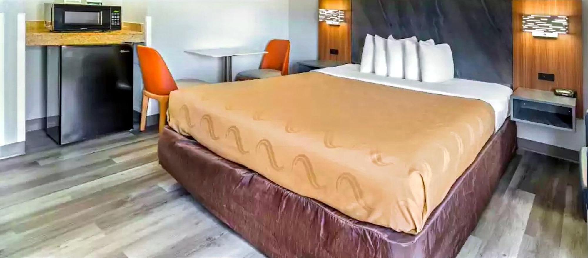 Quality Inn & Suites Manhattan Bagian luar foto