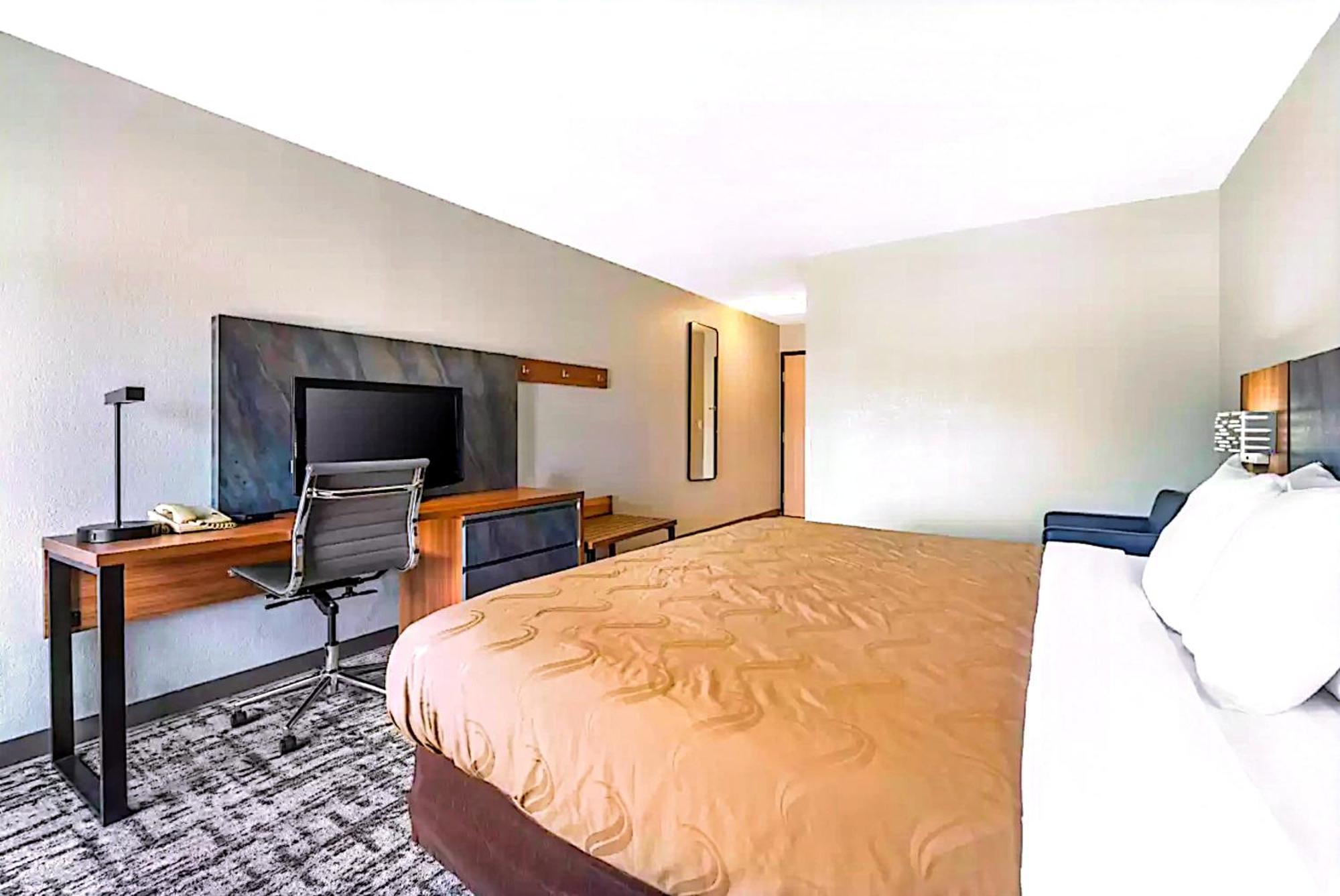 Quality Inn & Suites Manhattan Bagian luar foto