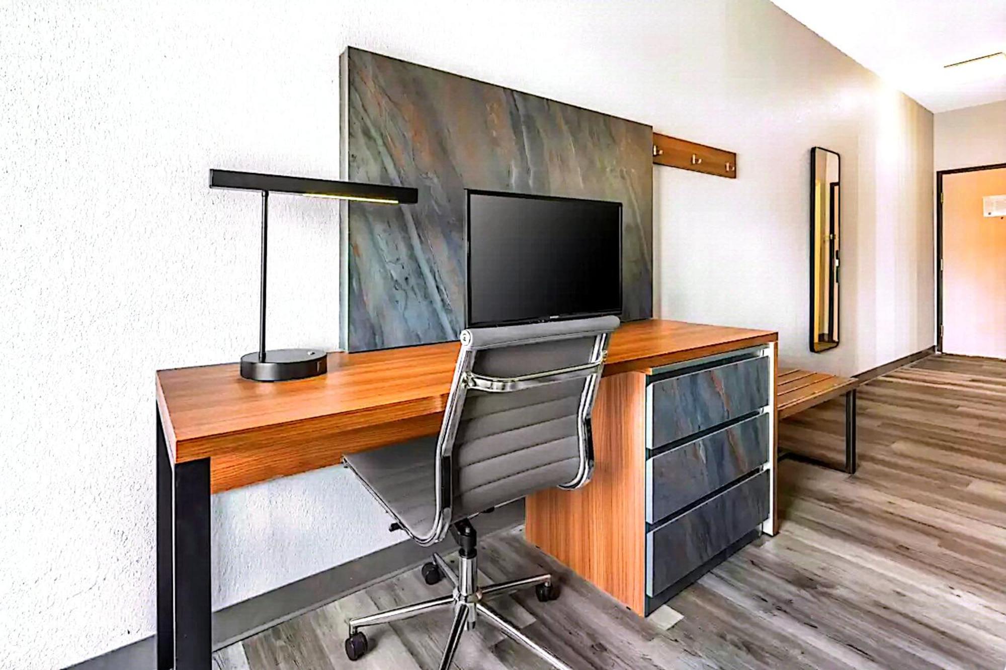 Quality Inn & Suites Manhattan Bagian luar foto