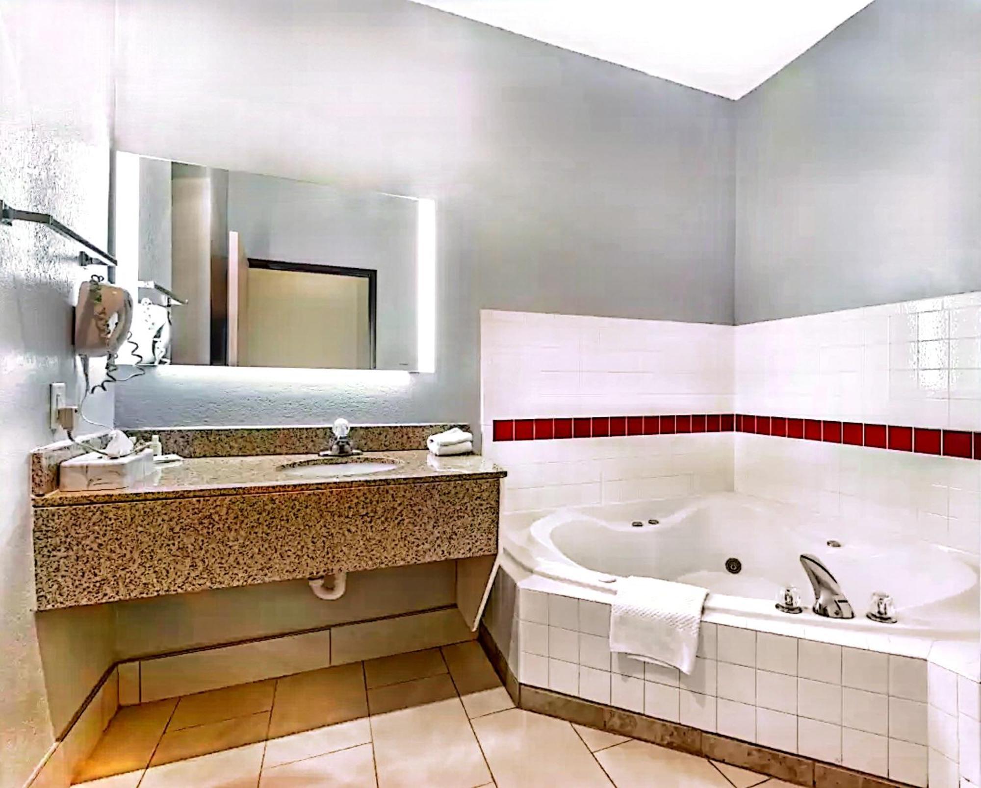 Quality Inn & Suites Manhattan Bagian luar foto