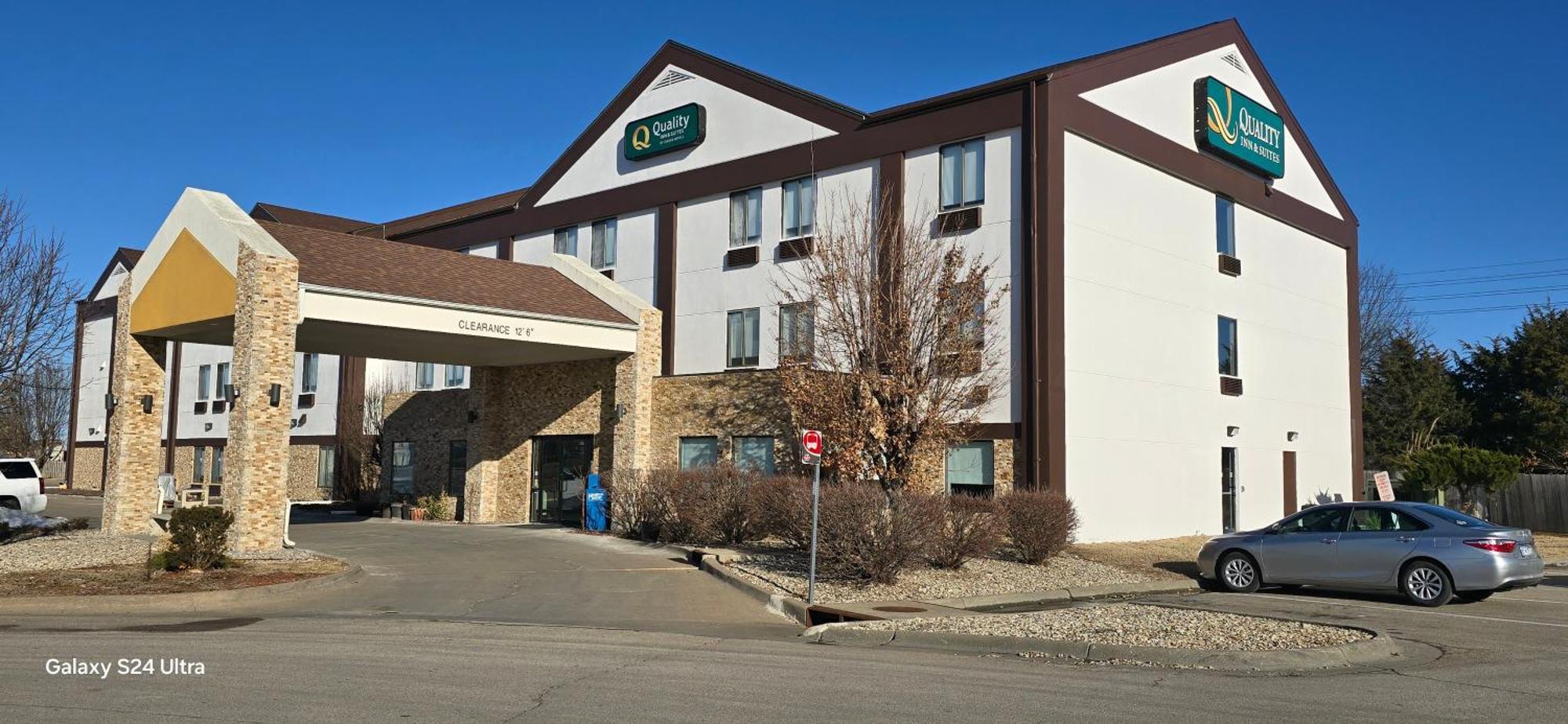 Quality Inn & Suites Manhattan Bagian luar foto