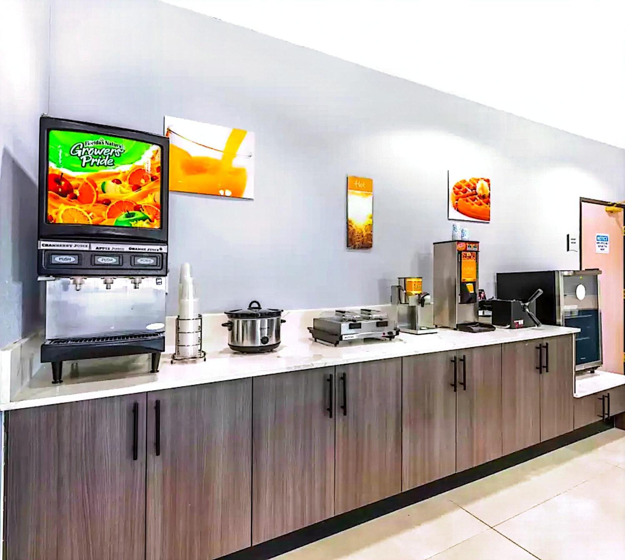 Quality Inn & Suites Manhattan Bagian luar foto
