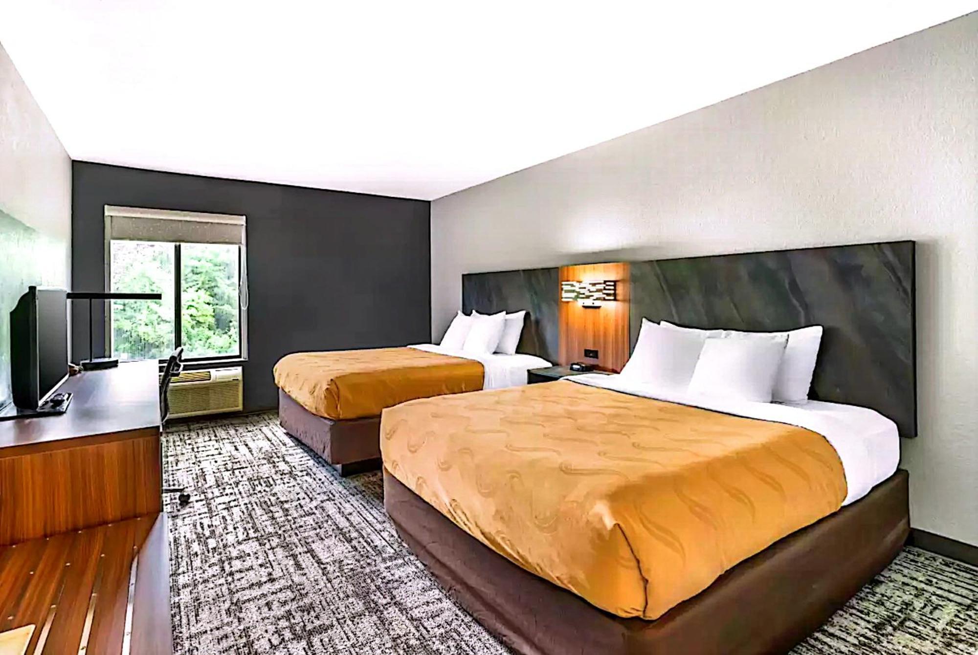 Quality Inn & Suites Manhattan Bagian luar foto