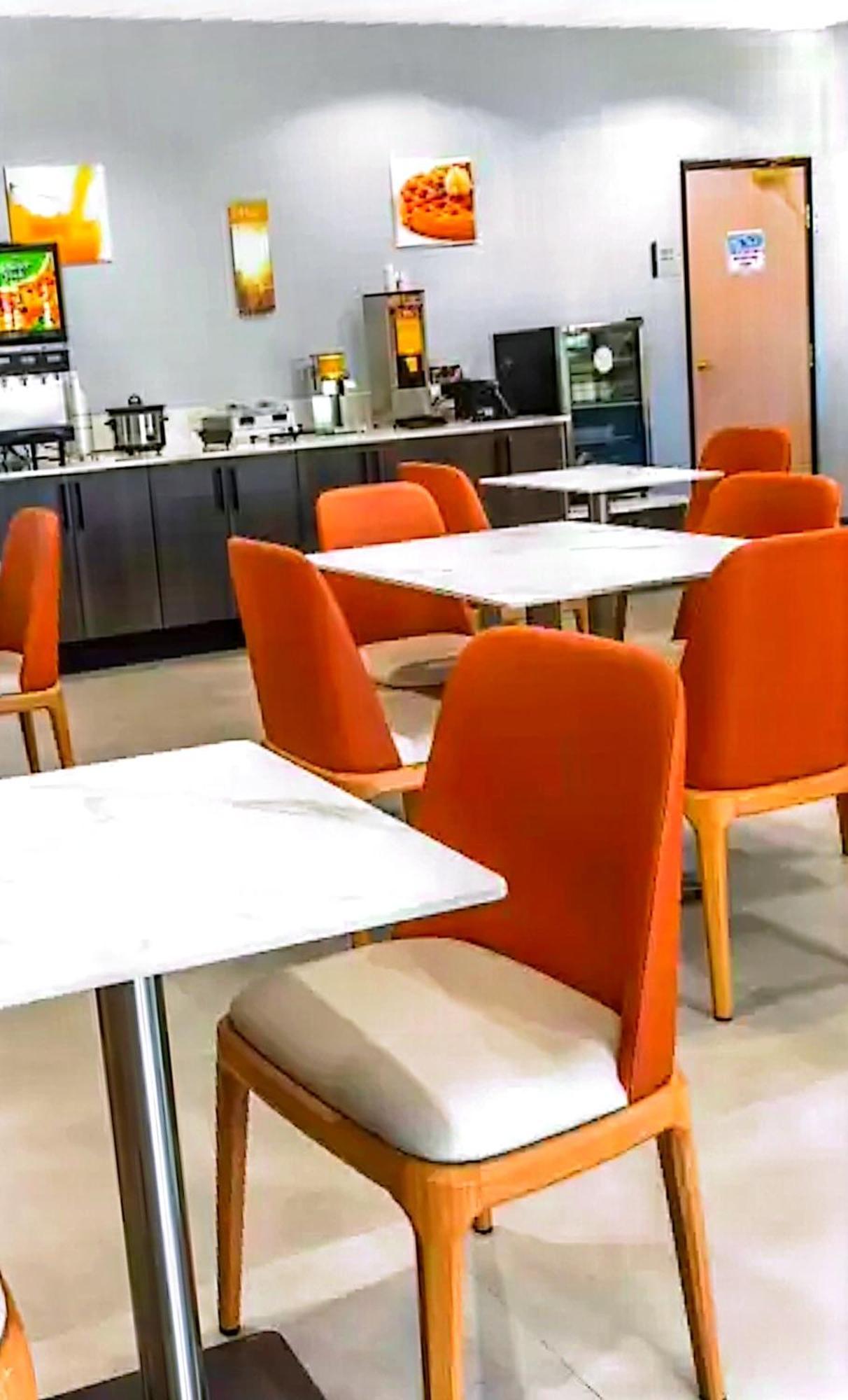 Quality Inn & Suites Manhattan Bagian luar foto