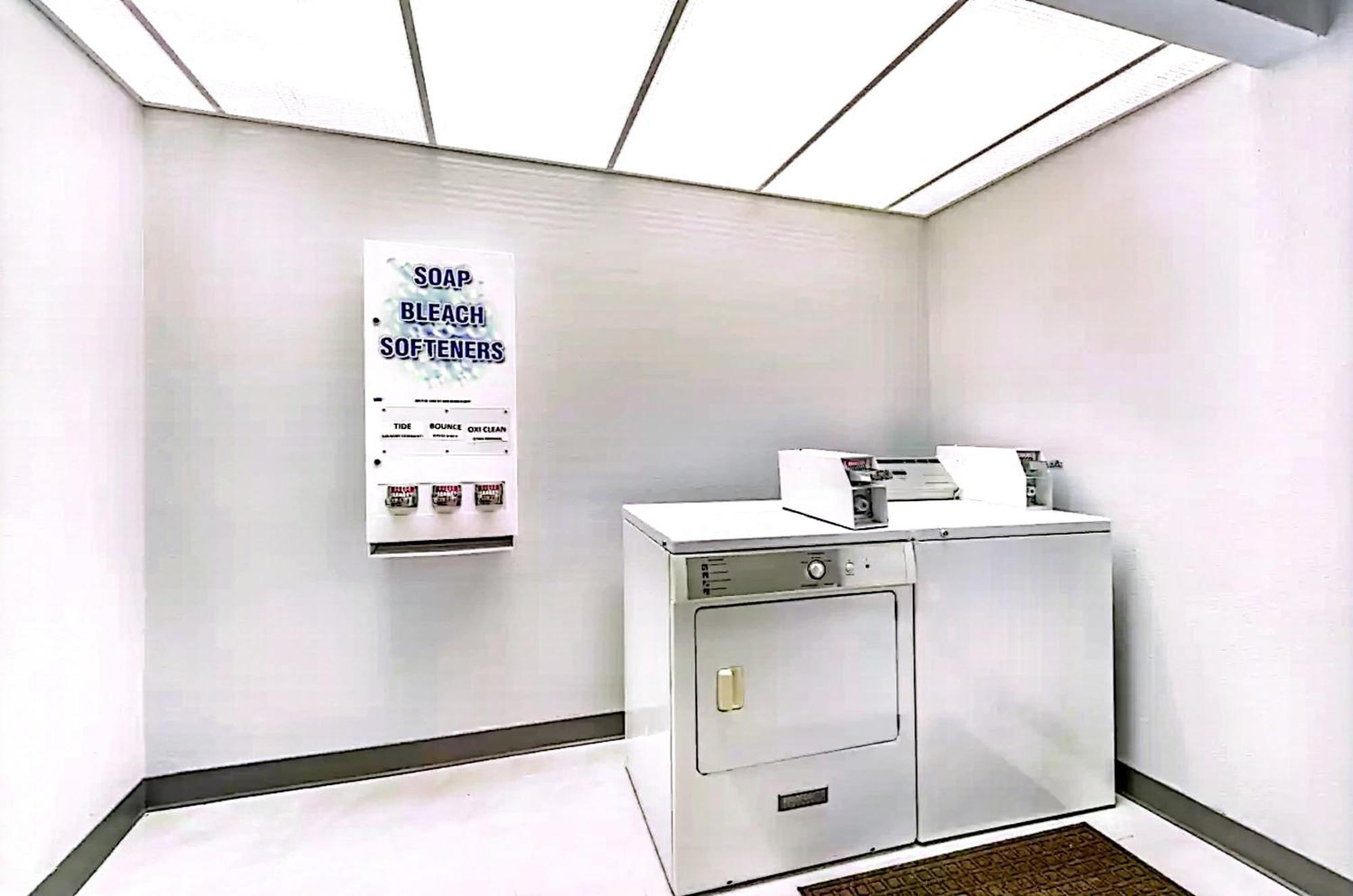 Quality Inn & Suites Manhattan Bagian luar foto