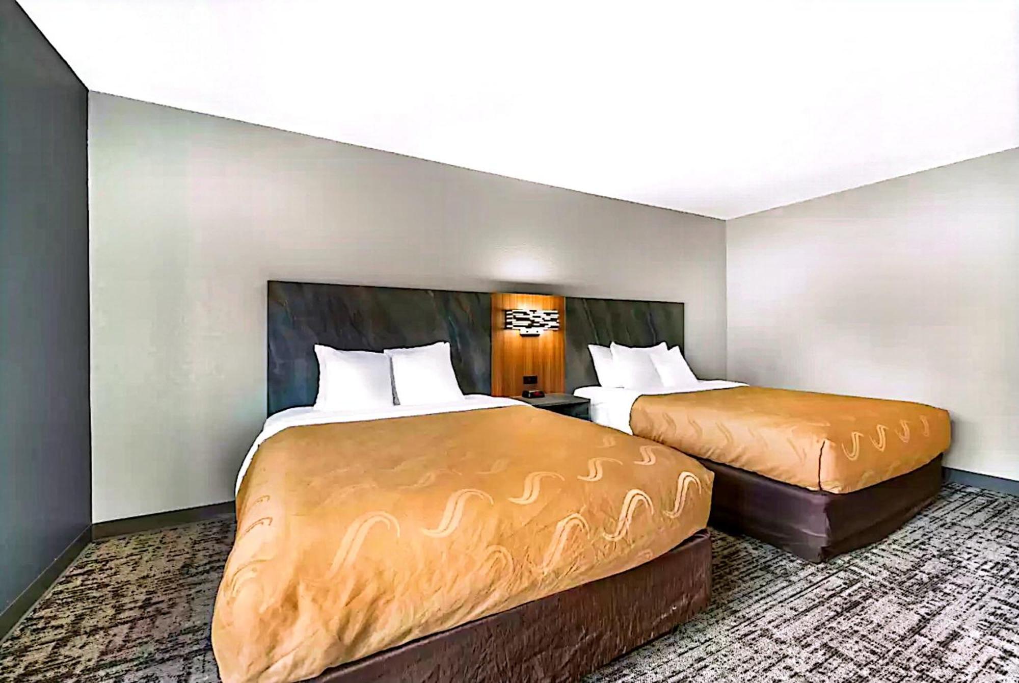 Quality Inn & Suites Manhattan Bagian luar foto