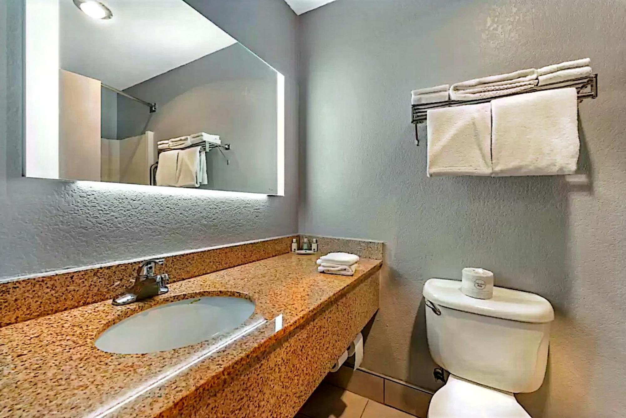Quality Inn & Suites Manhattan Bagian luar foto
