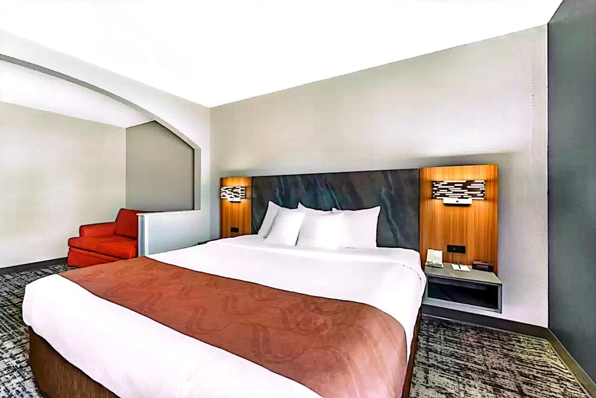 Quality Inn & Suites Manhattan Bagian luar foto