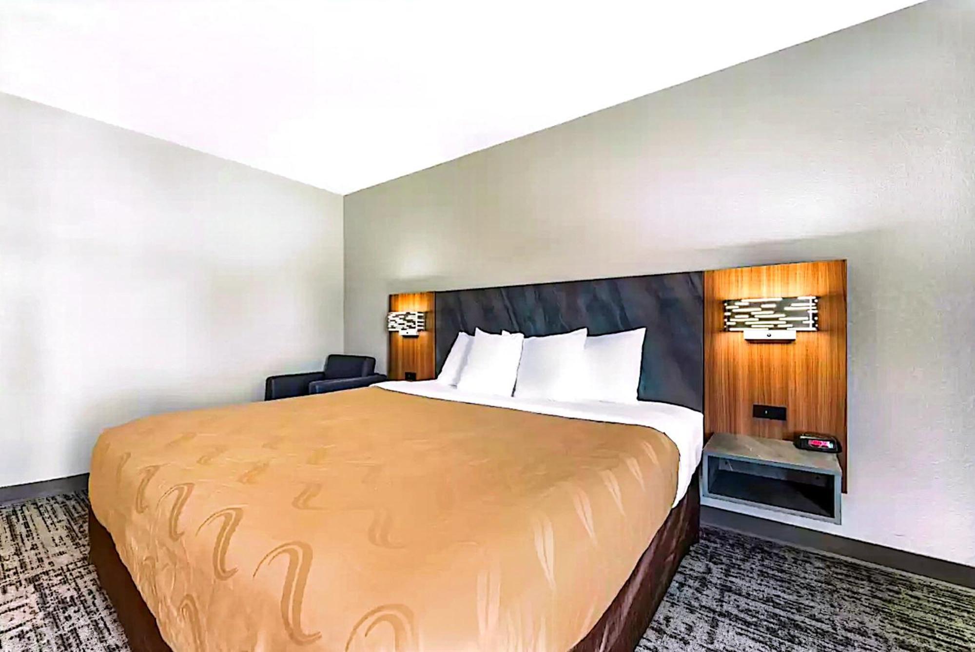 Quality Inn & Suites Manhattan Bagian luar foto