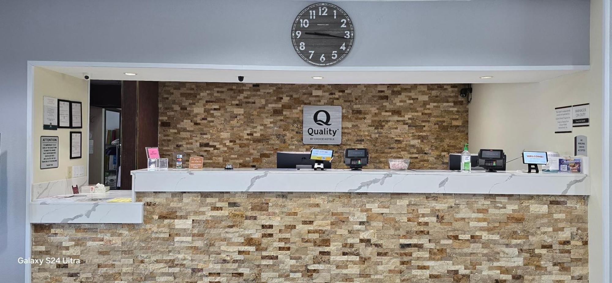 Quality Inn & Suites Manhattan Bagian luar foto