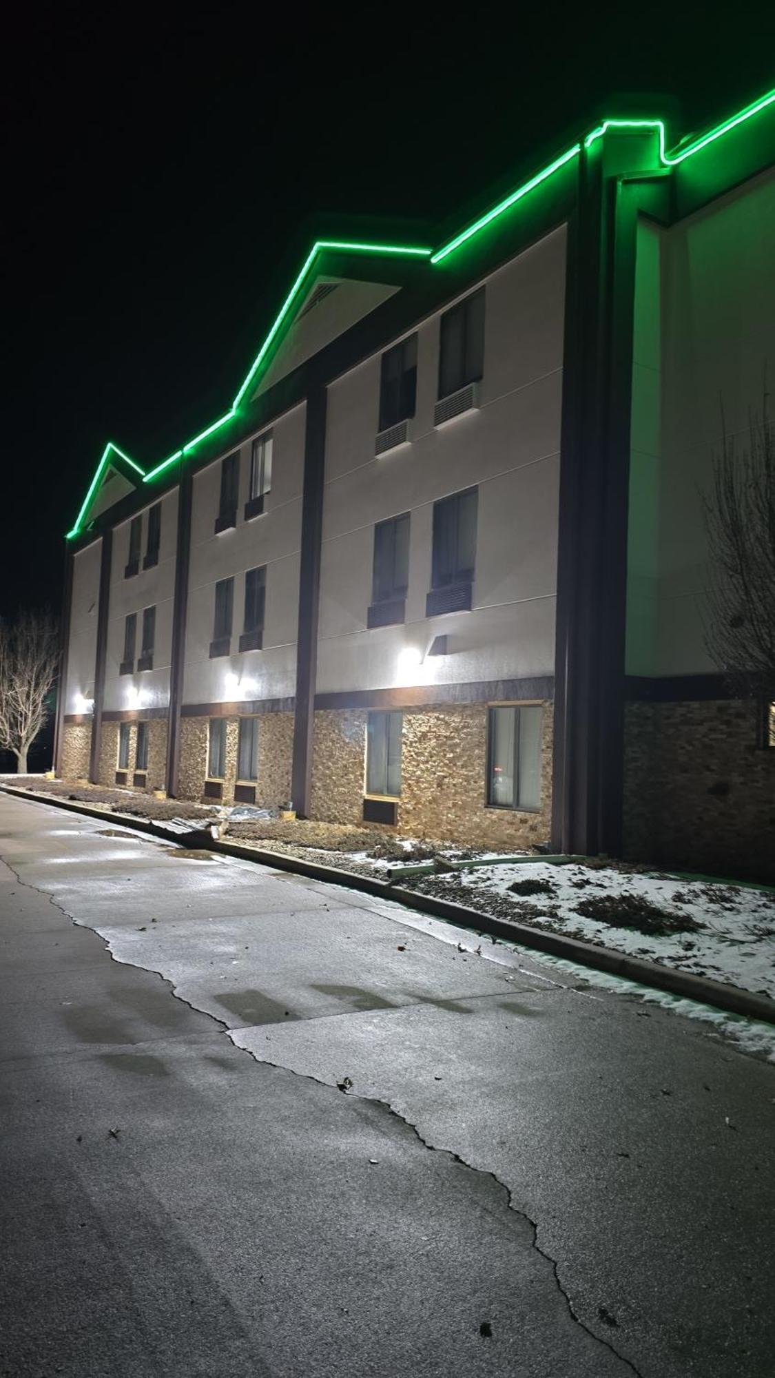 Quality Inn & Suites Manhattan Bagian luar foto