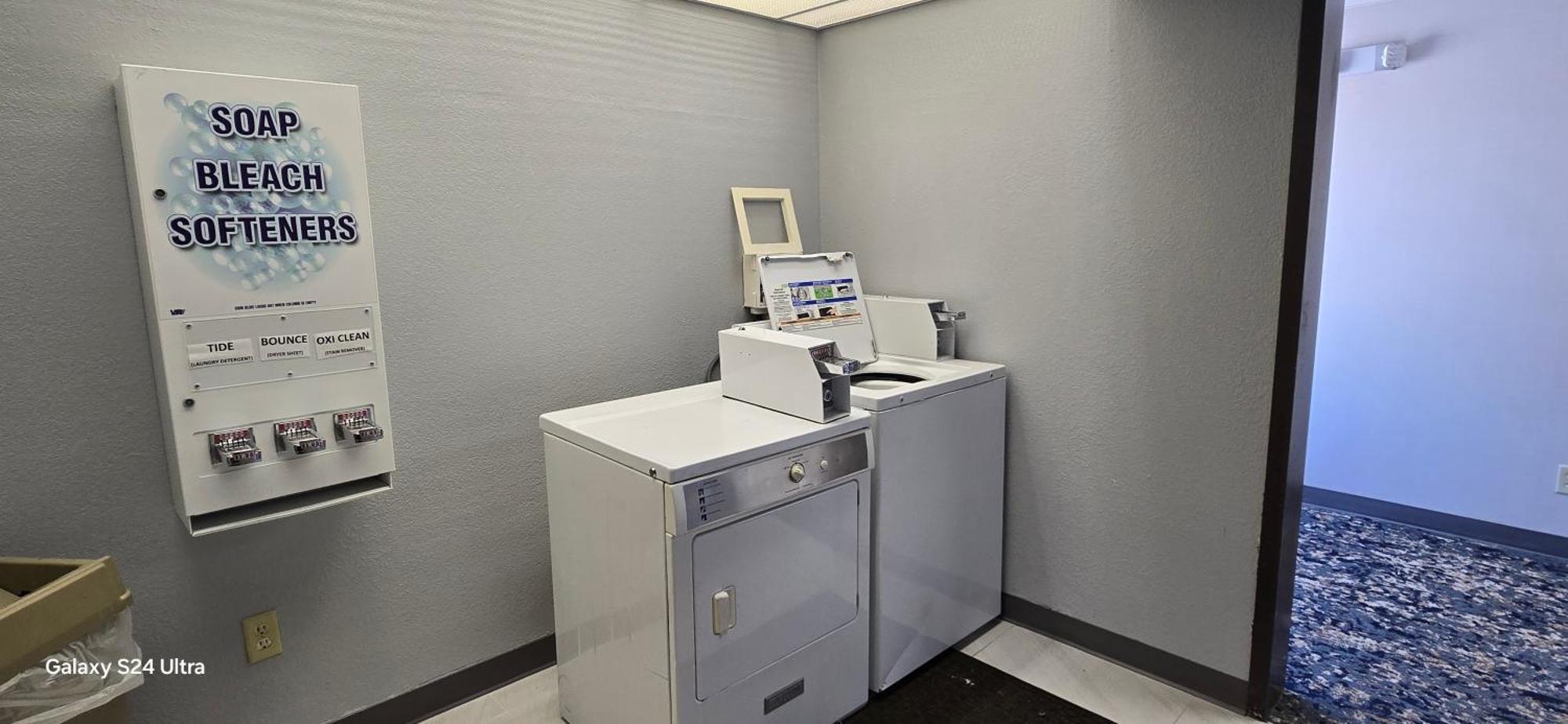 Quality Inn & Suites Manhattan Bagian luar foto