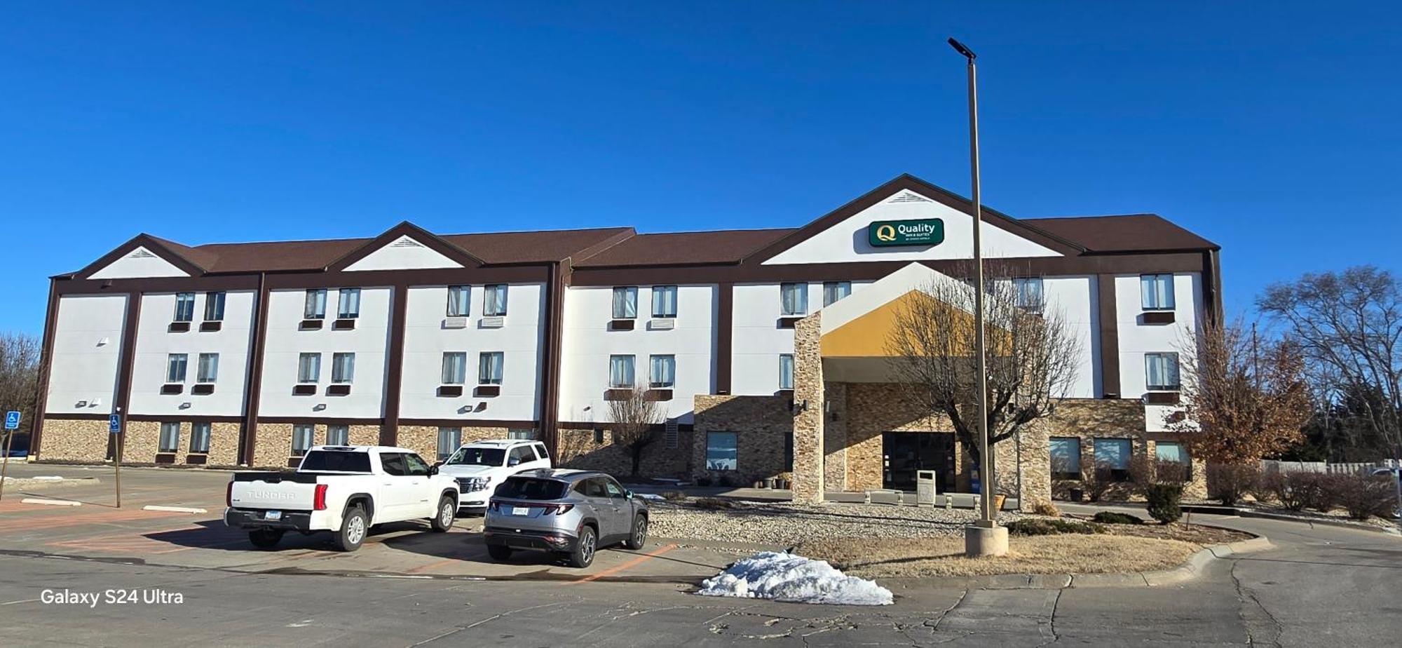 Quality Inn & Suites Manhattan Bagian luar foto