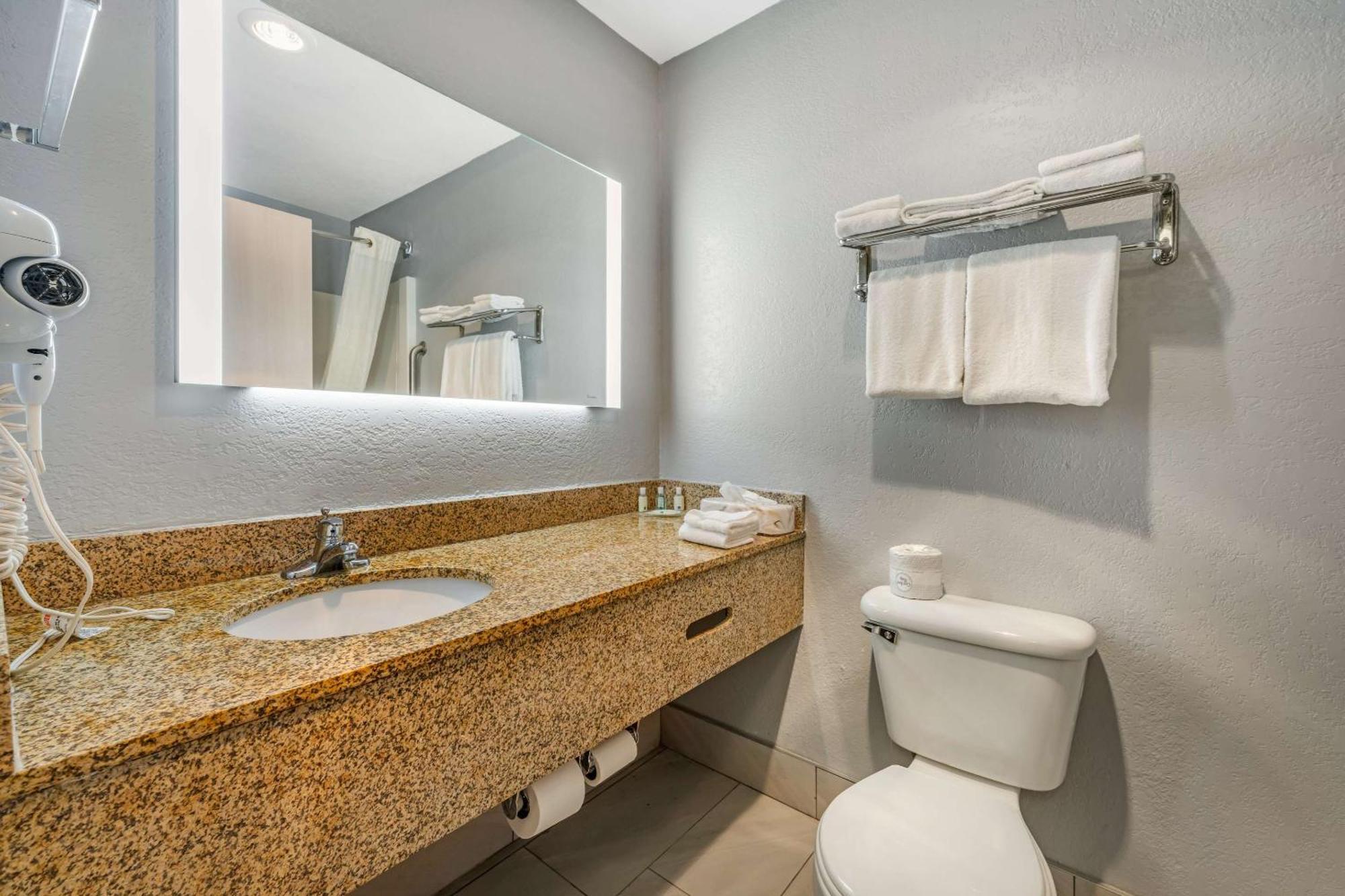 Quality Inn & Suites Manhattan Bagian luar foto