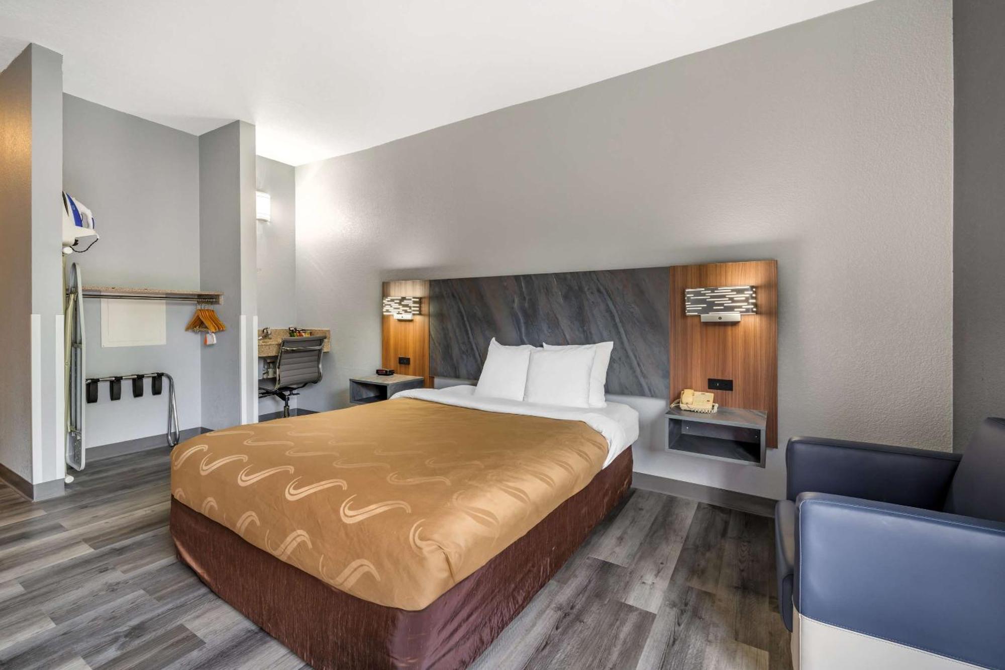 Quality Inn & Suites Manhattan Bagian luar foto