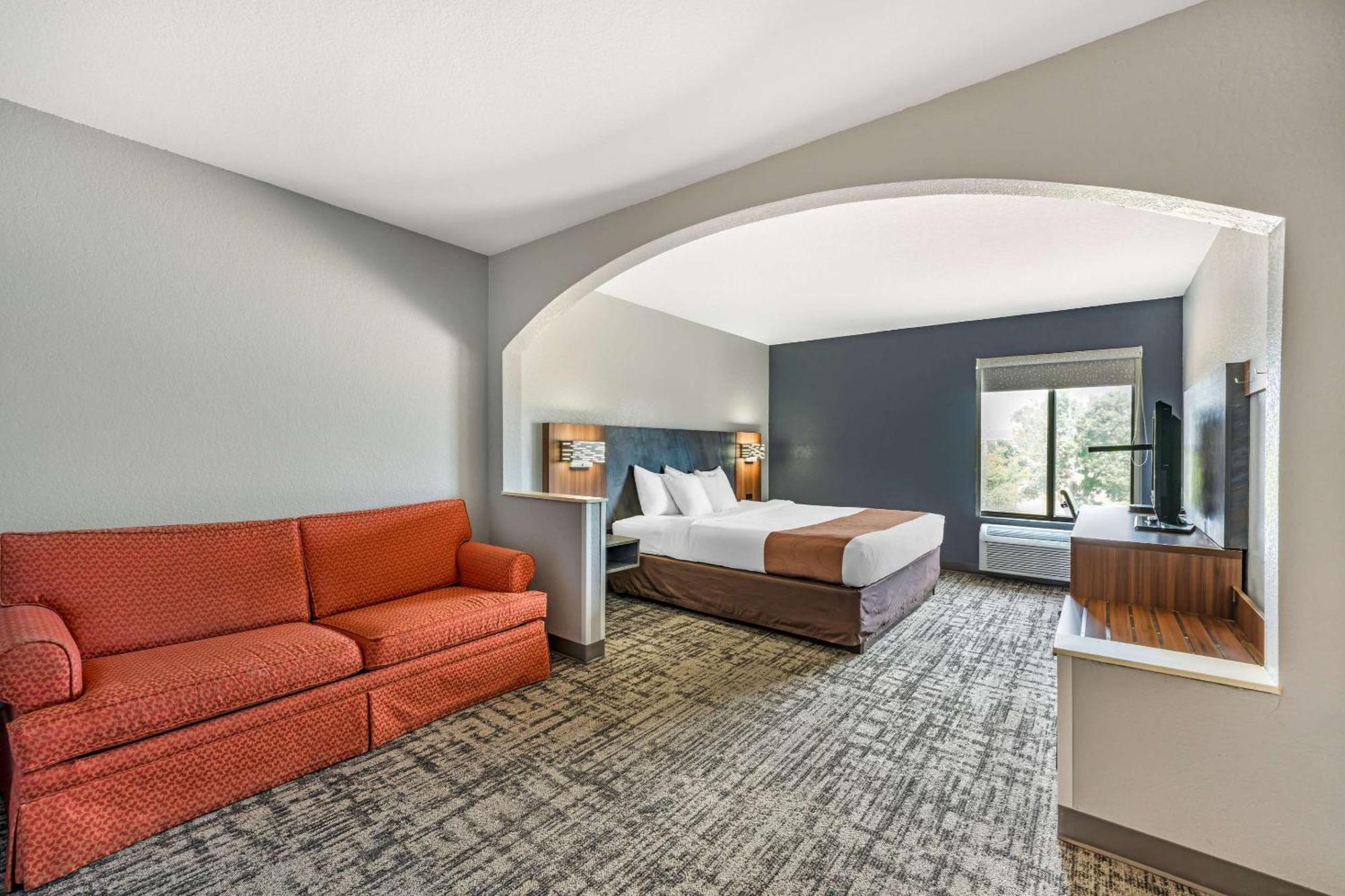 Quality Inn & Suites Manhattan Bagian luar foto