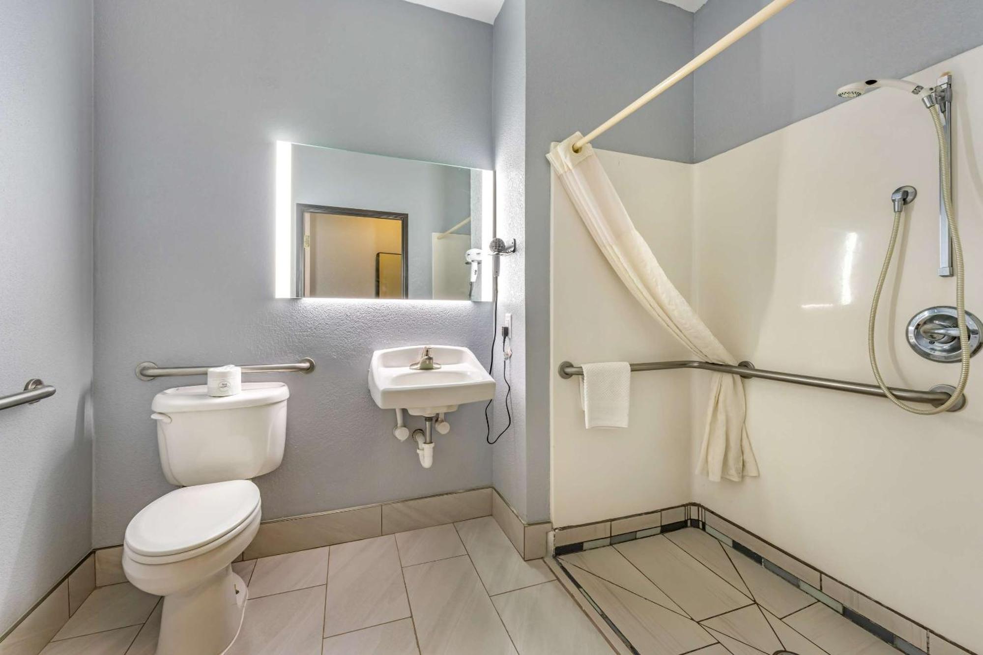 Quality Inn & Suites Manhattan Bagian luar foto