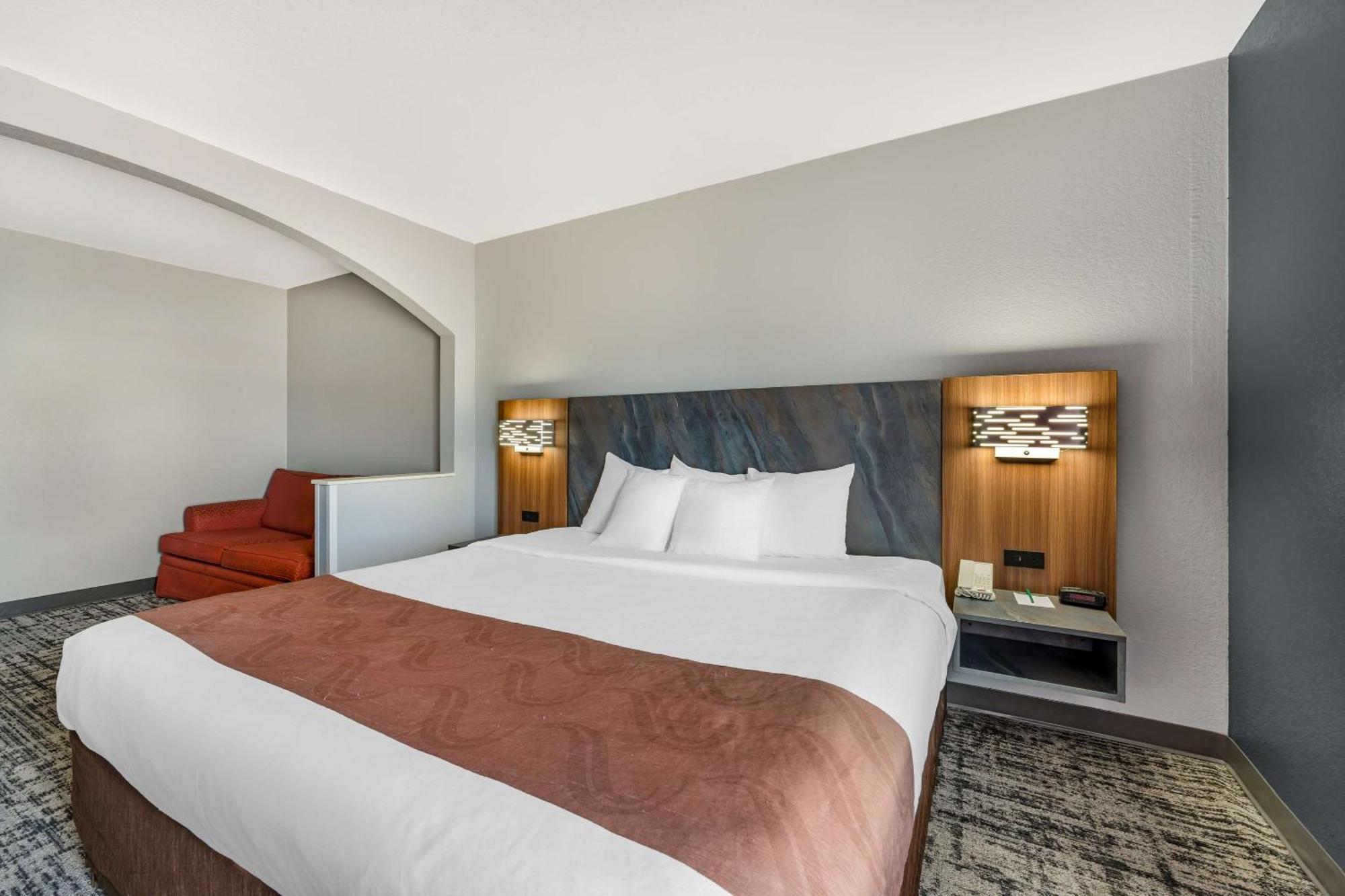 Quality Inn & Suites Manhattan Bagian luar foto