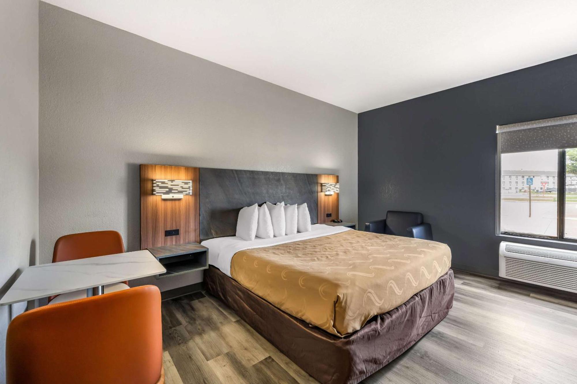 Quality Inn & Suites Manhattan Bagian luar foto