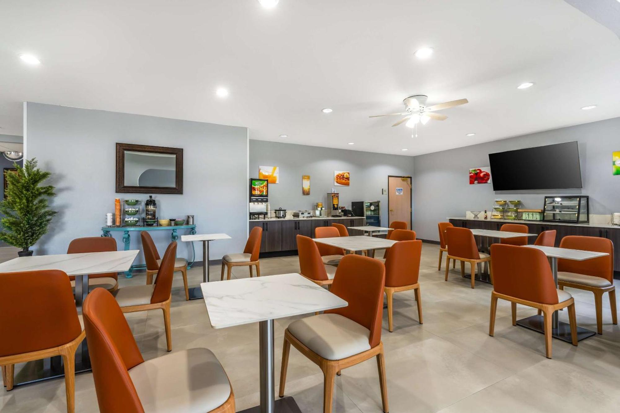 Quality Inn & Suites Manhattan Bagian luar foto