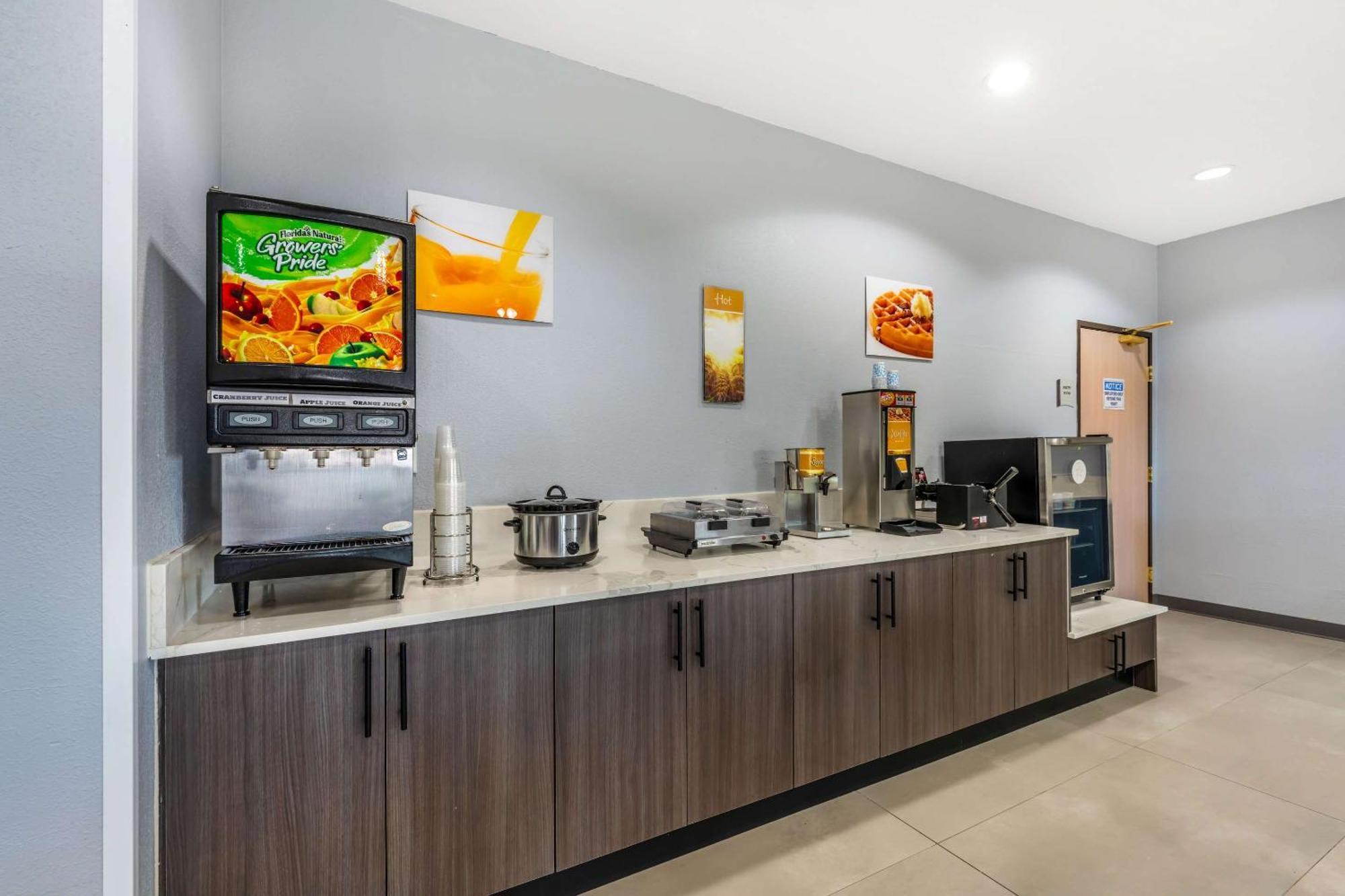 Quality Inn & Suites Manhattan Bagian luar foto