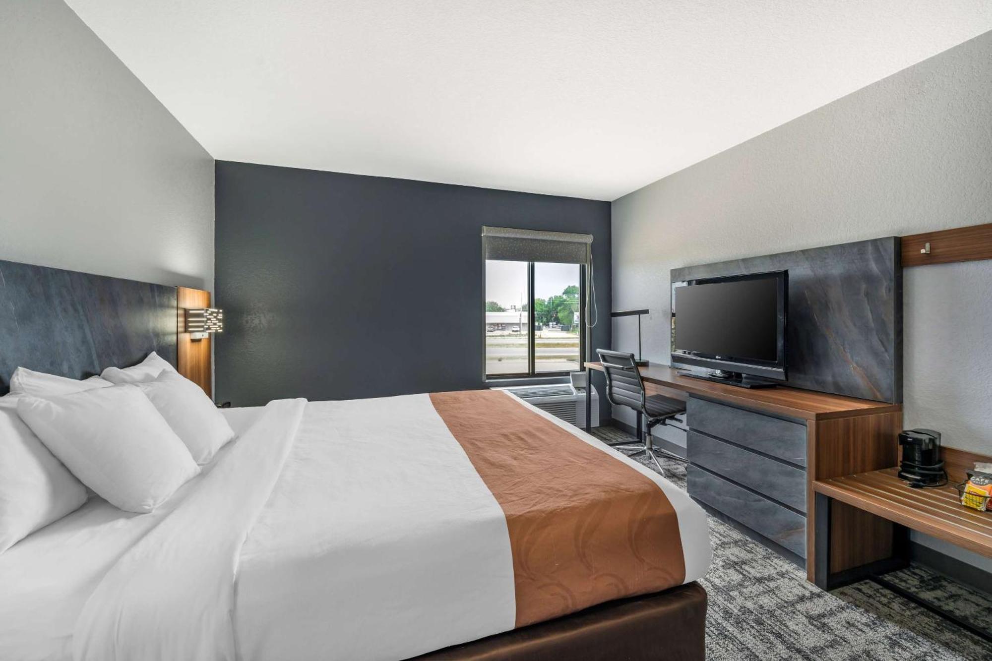 Quality Inn & Suites Manhattan Bagian luar foto