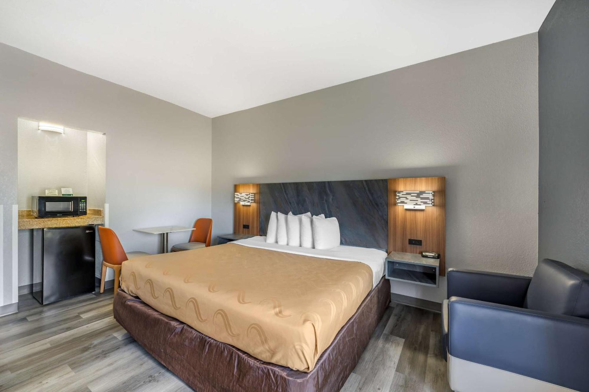 Quality Inn & Suites Manhattan Bagian luar foto