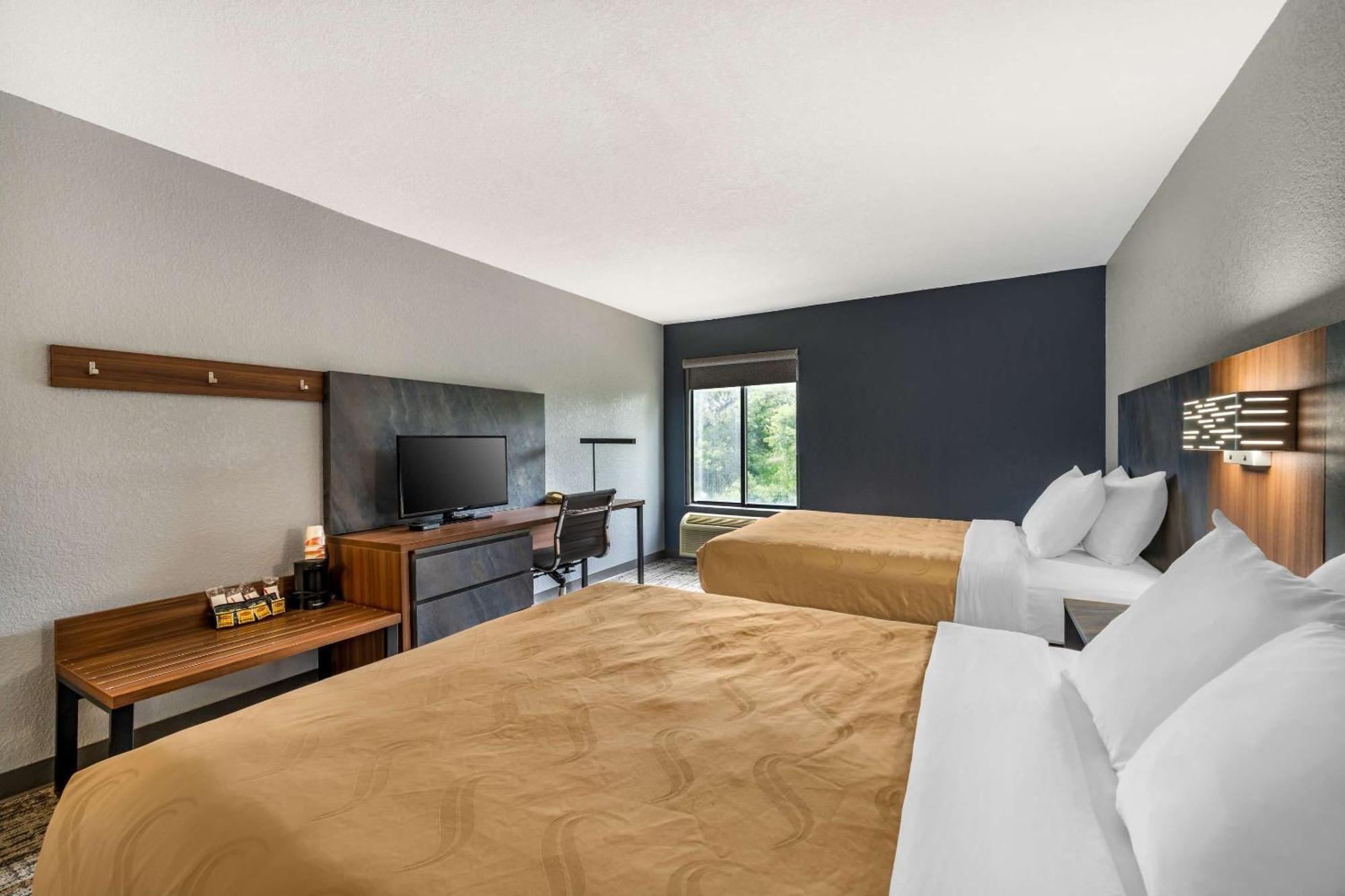 Quality Inn & Suites Manhattan Bagian luar foto