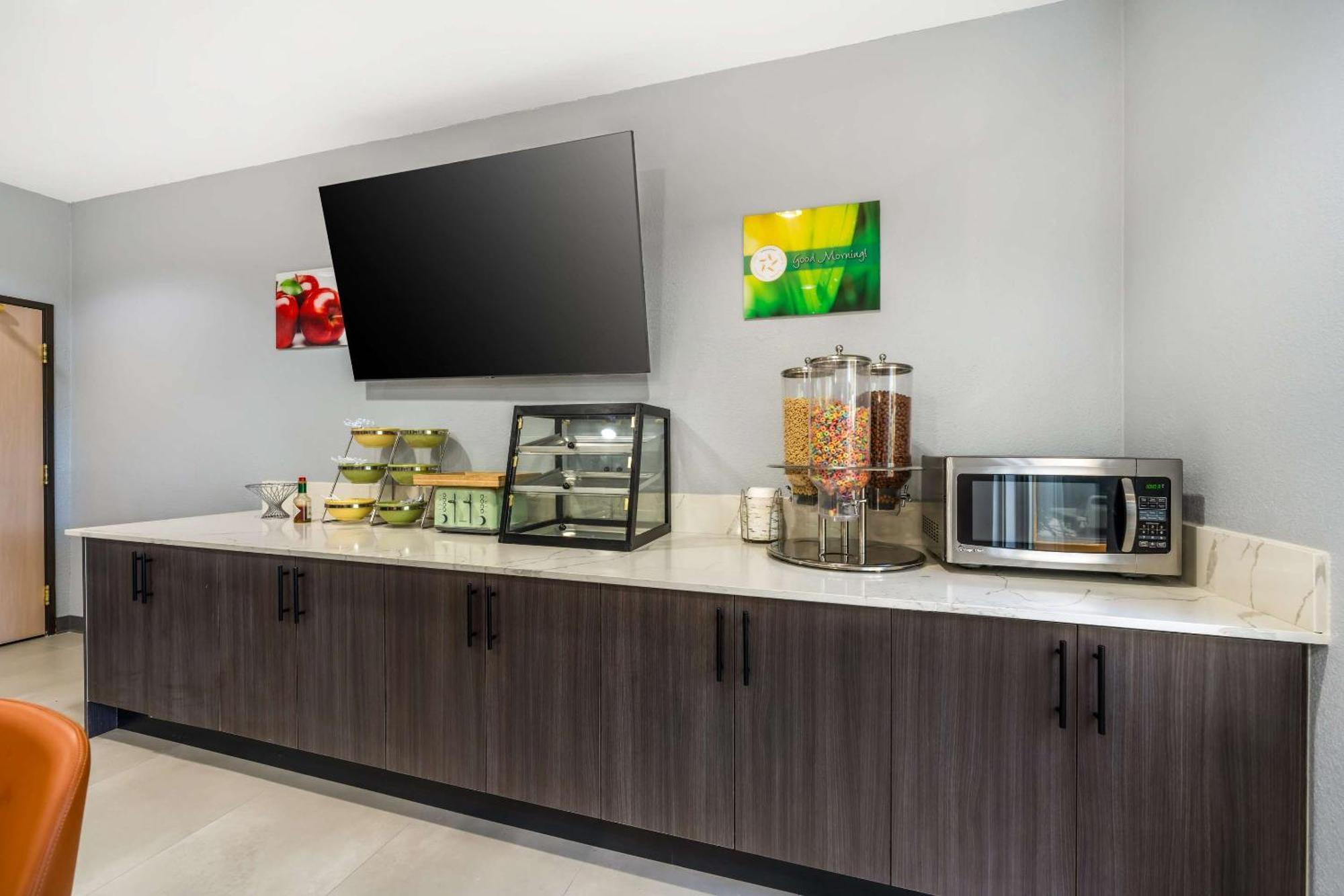 Quality Inn & Suites Manhattan Bagian luar foto