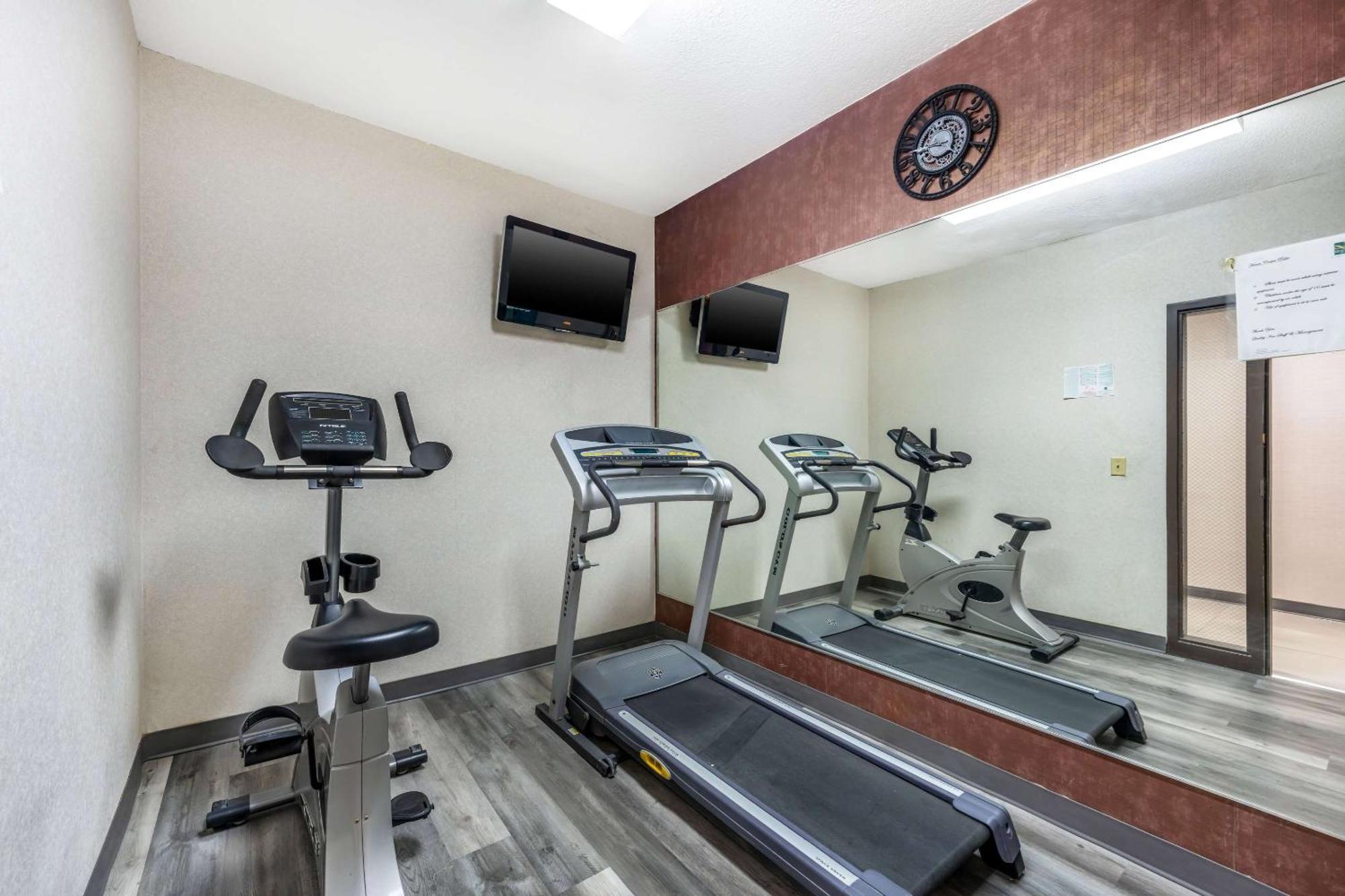 Quality Inn & Suites Manhattan Bagian luar foto