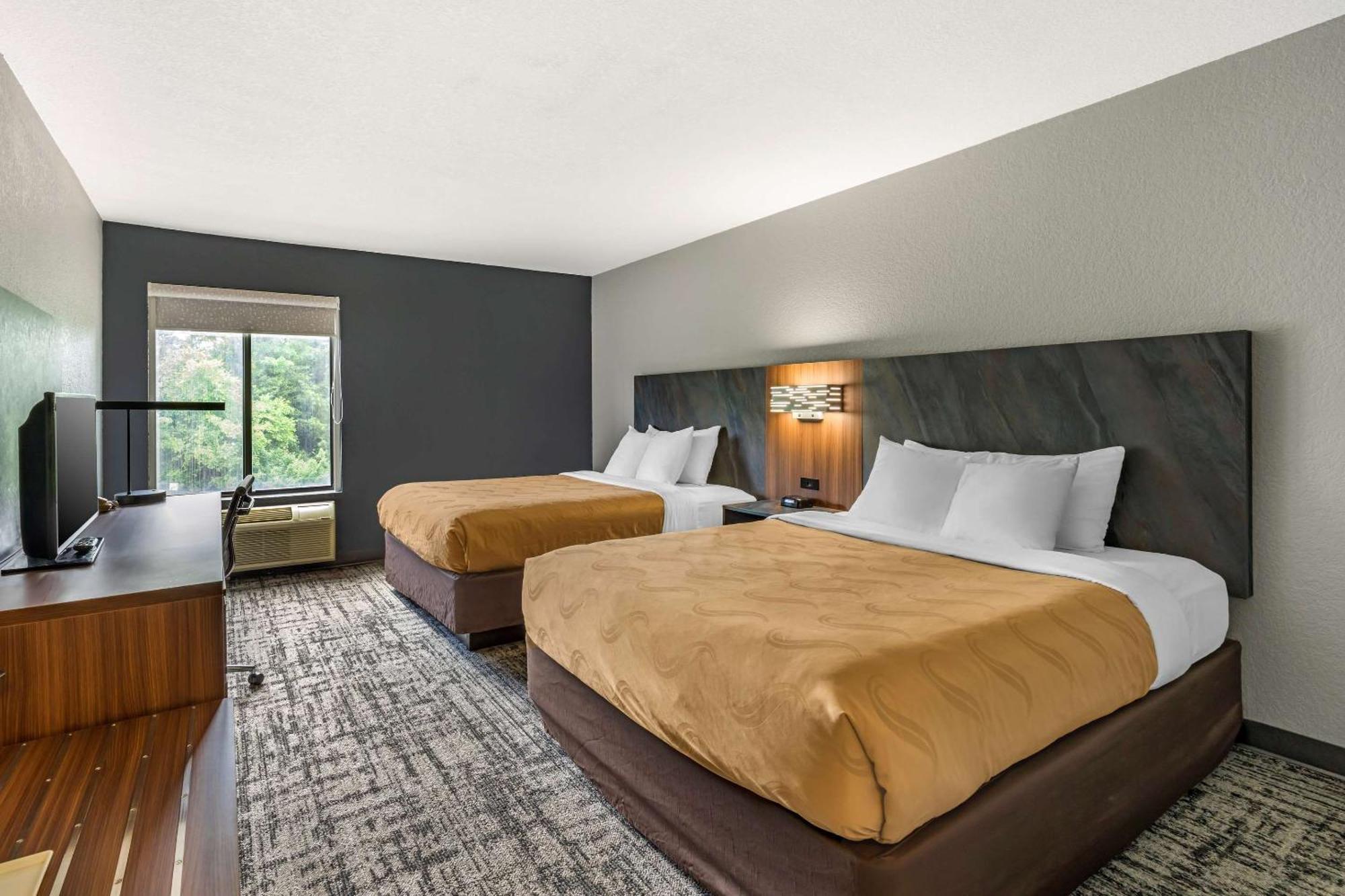 Quality Inn & Suites Manhattan Bagian luar foto