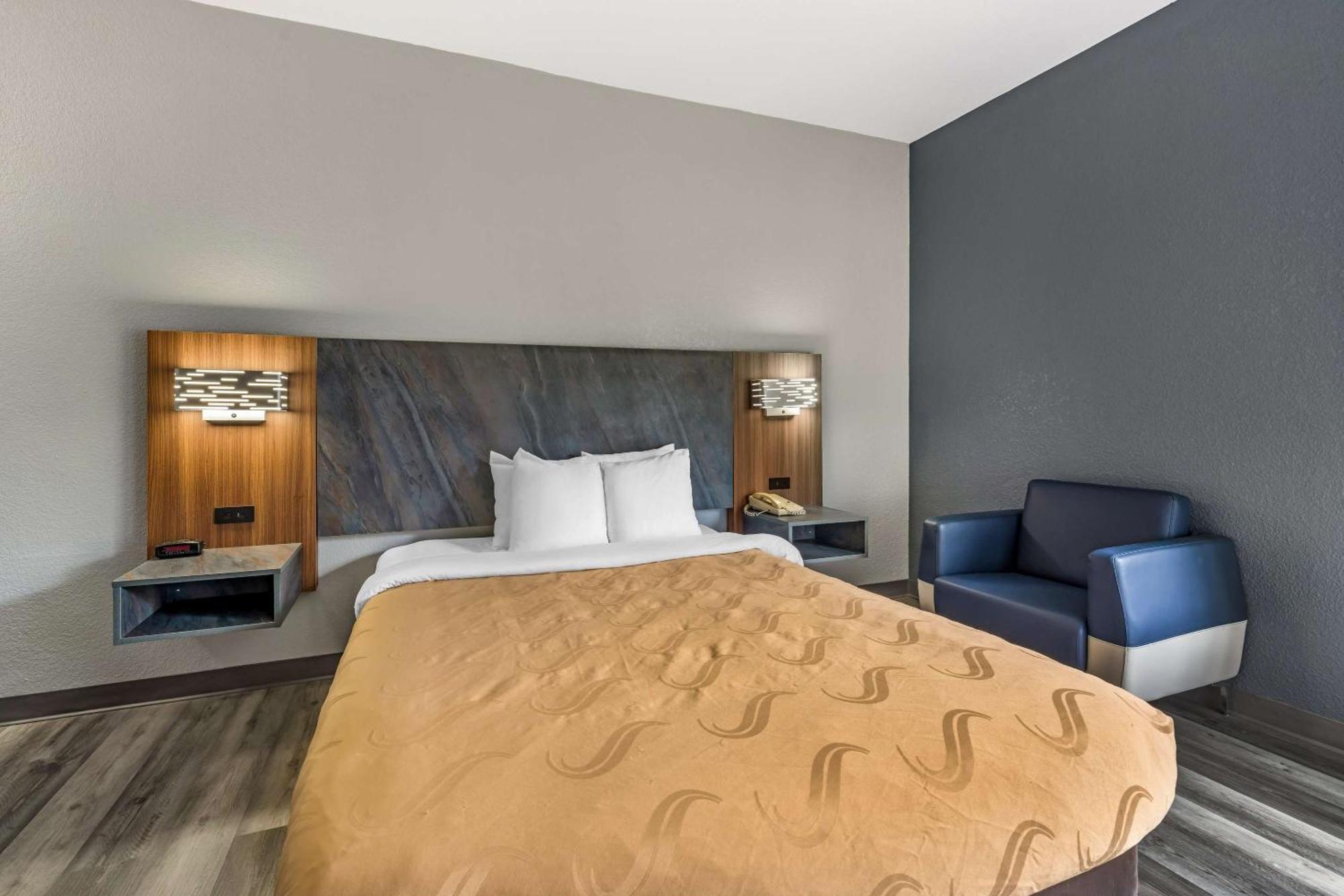 Quality Inn & Suites Manhattan Bagian luar foto