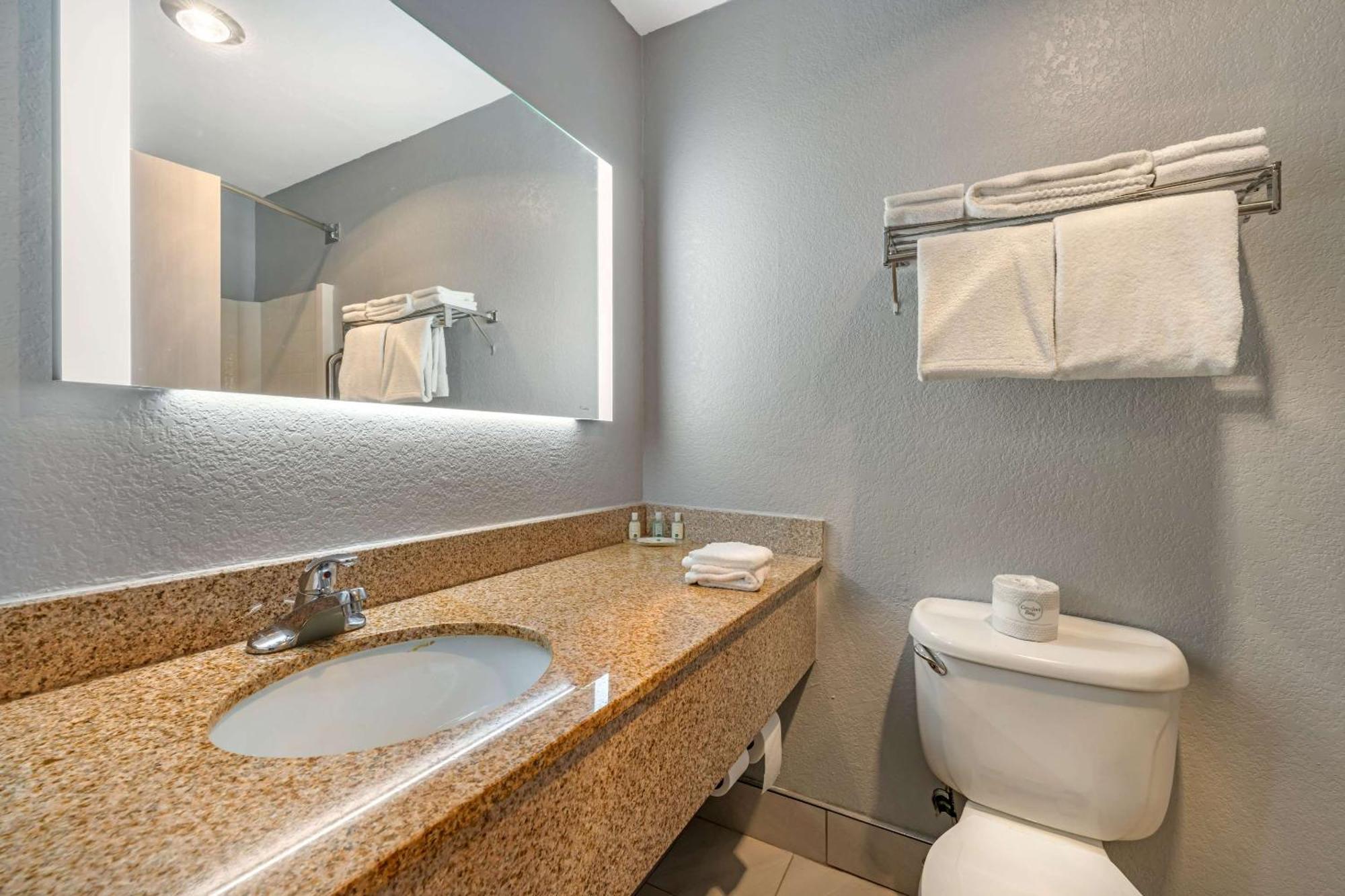 Quality Inn & Suites Manhattan Bagian luar foto