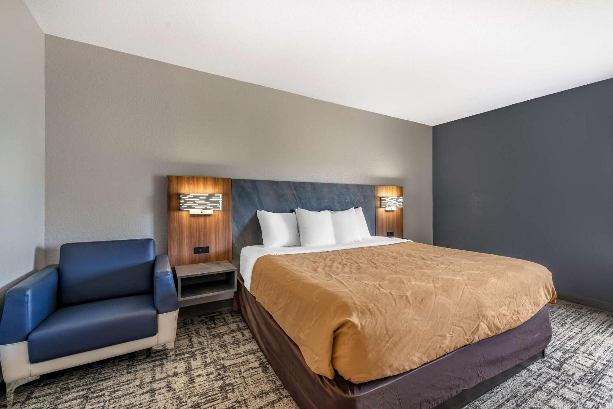 Quality Inn & Suites Manhattan Bagian luar foto