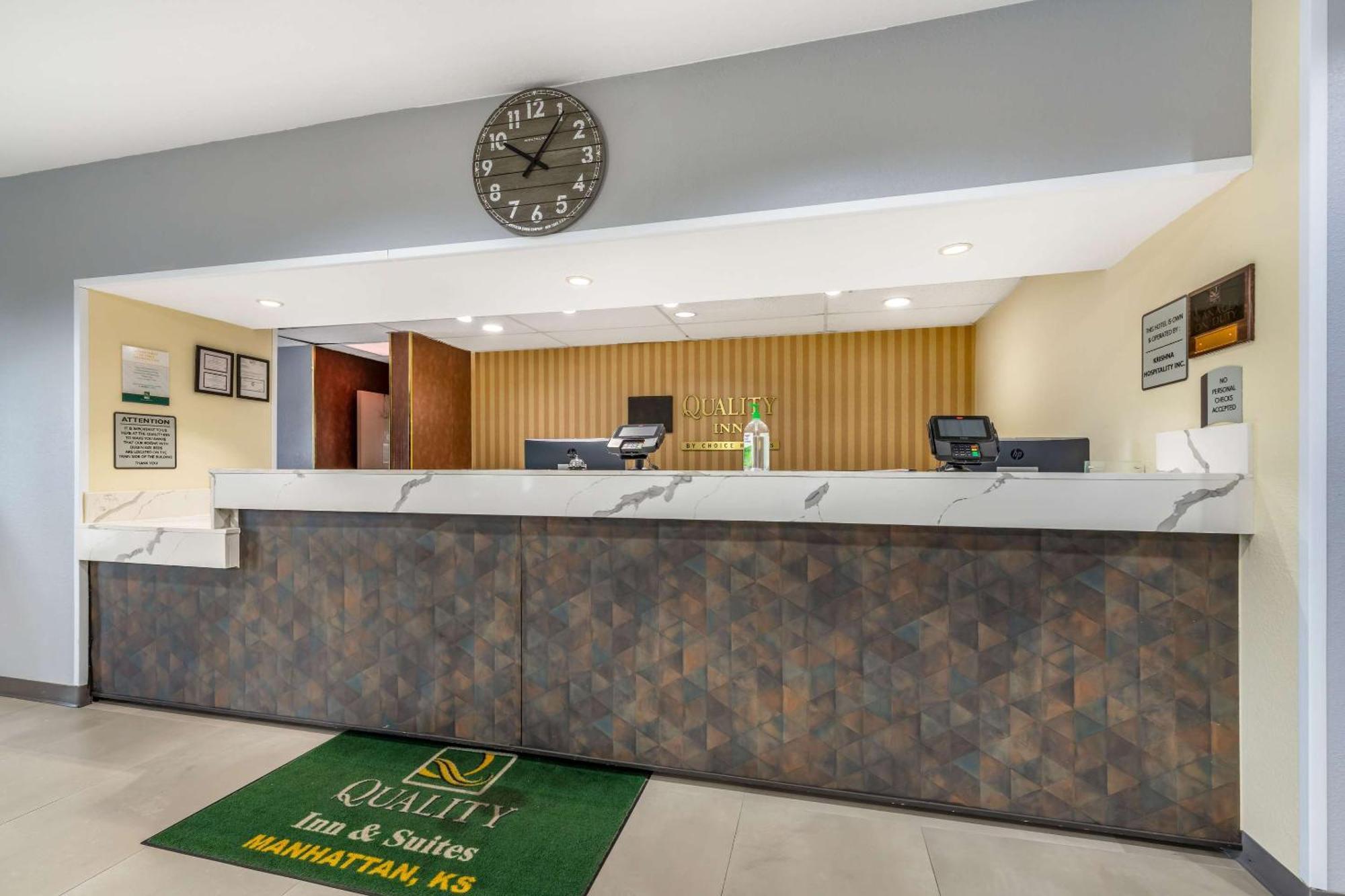 Quality Inn & Suites Manhattan Bagian luar foto