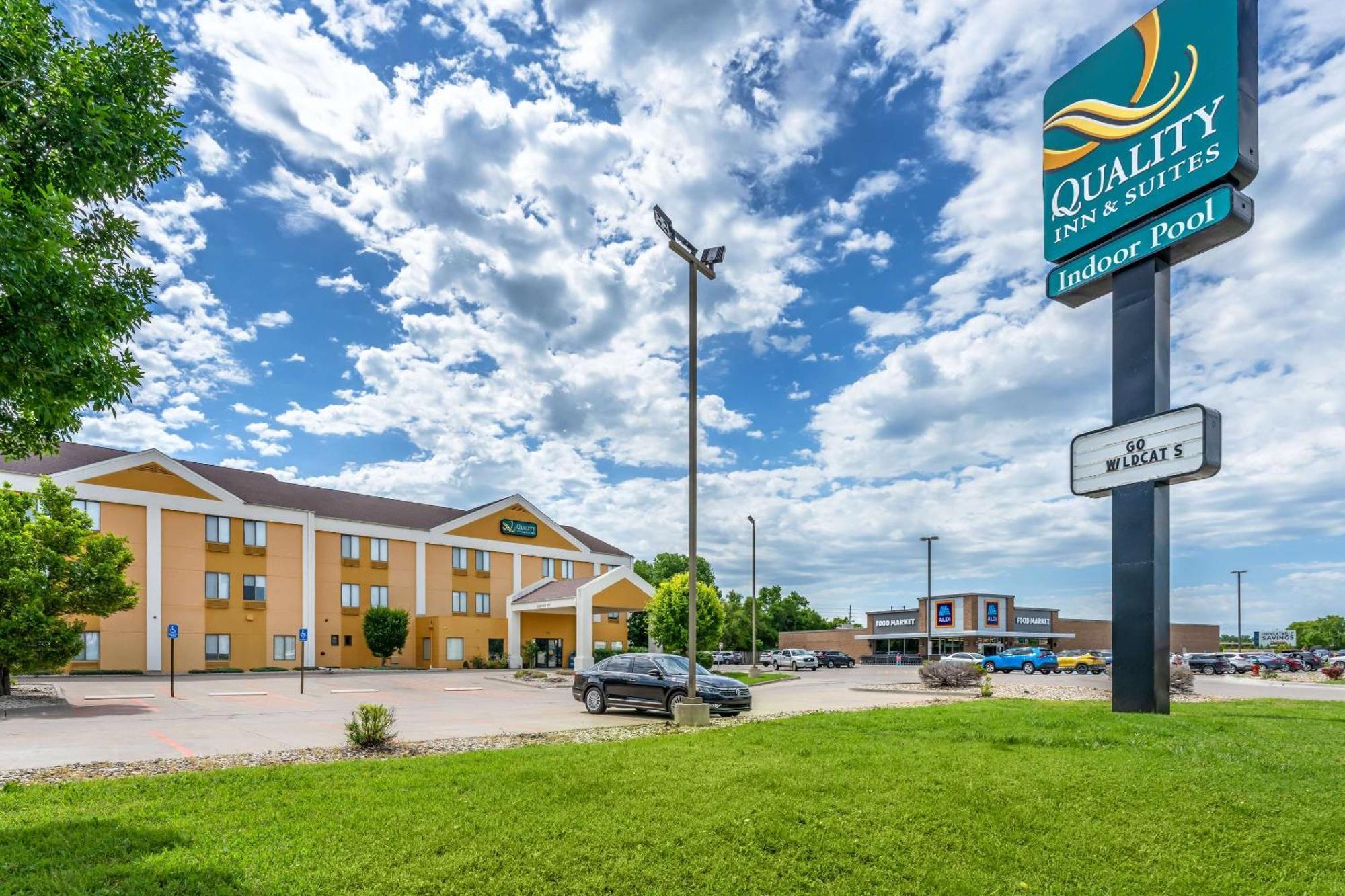 Quality Inn & Suites Manhattan Bagian luar foto