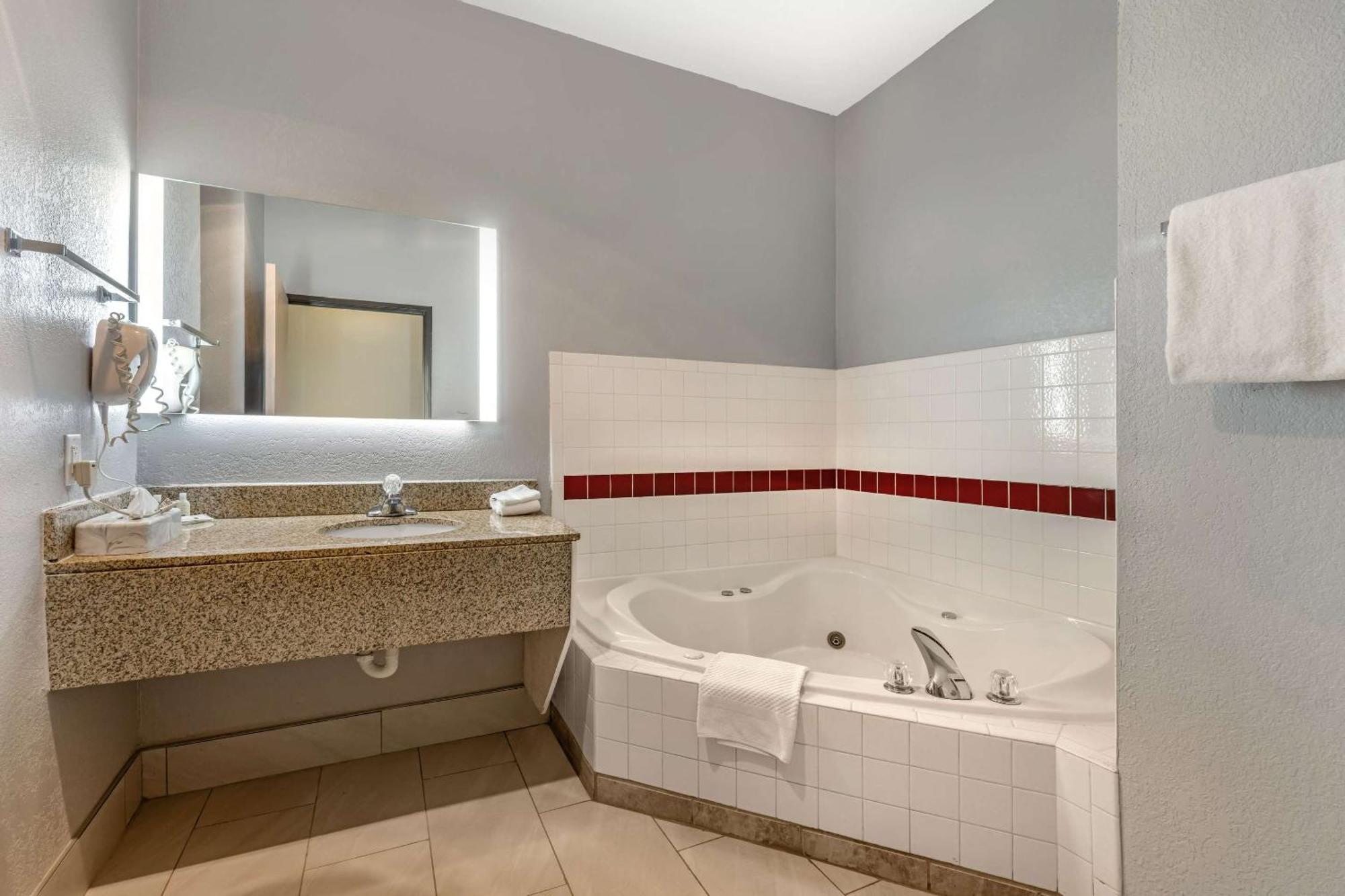 Quality Inn & Suites Manhattan Bagian luar foto
