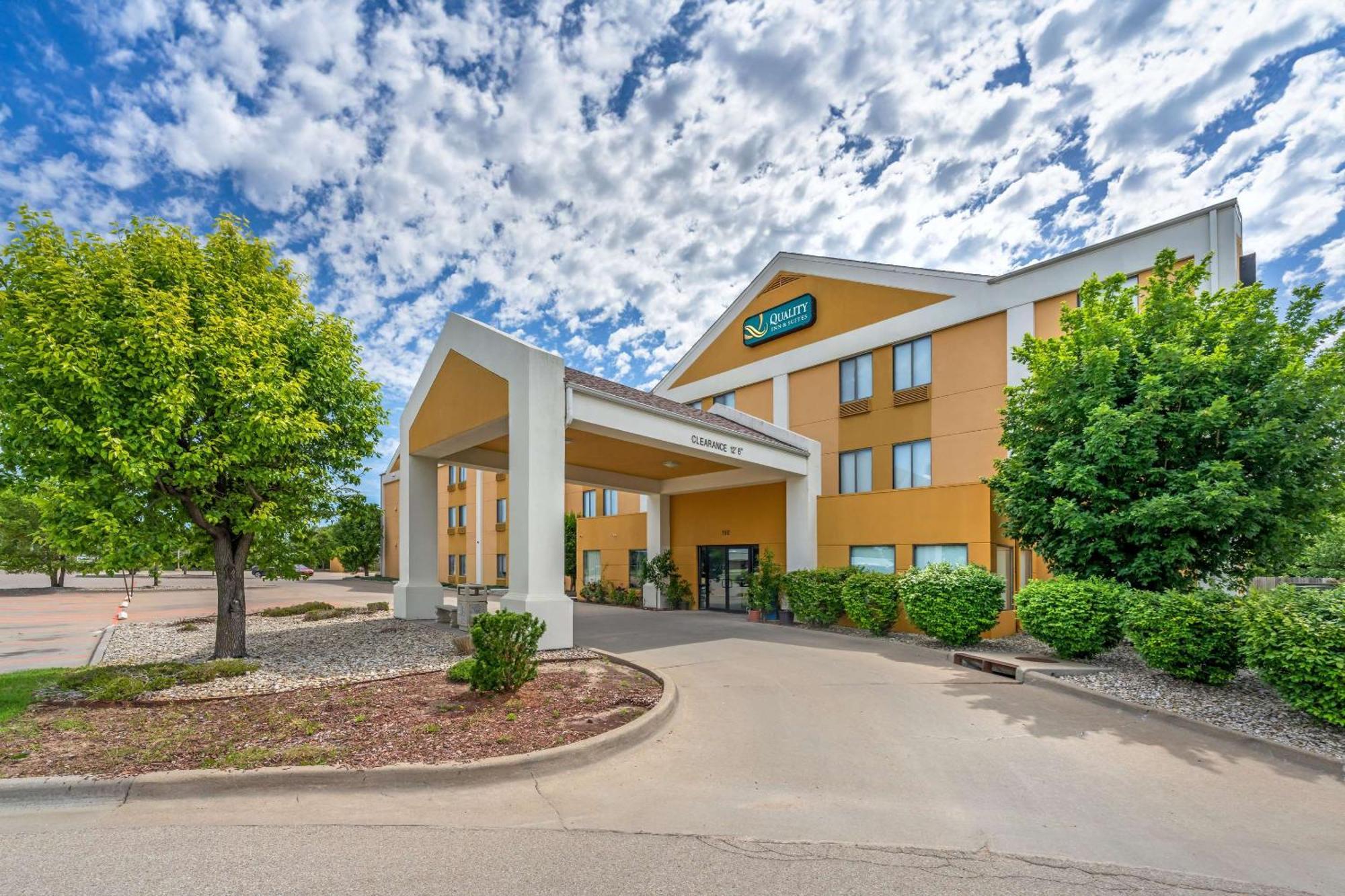 Quality Inn & Suites Manhattan Bagian luar foto